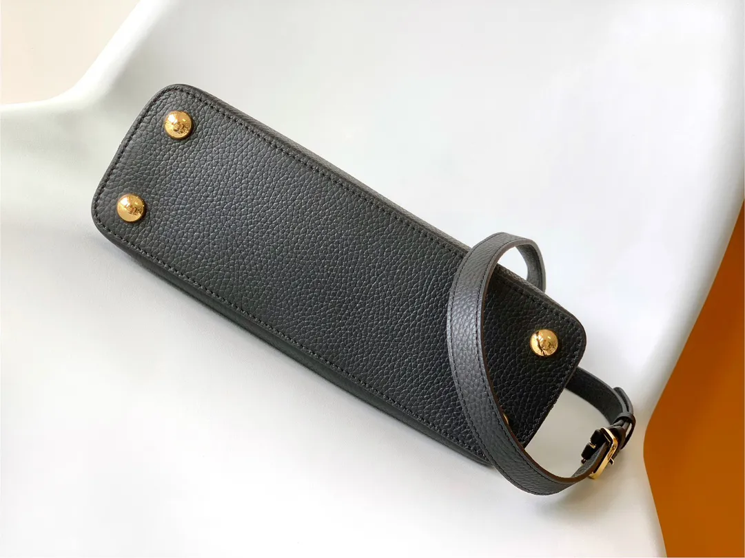 Alternative view of Louis Vuitton Capucines MM M54663