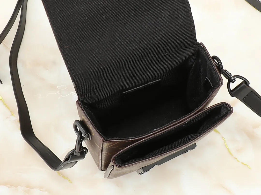 Alternative view of Louis Vuitton S-Lock Vertical Wearable Wallet M82252