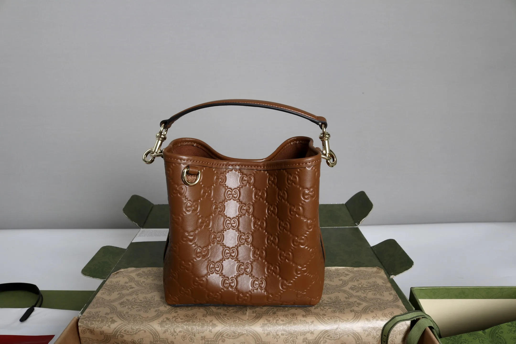 Gucci GG Emblem small bucket bag 815118 - 图片 3