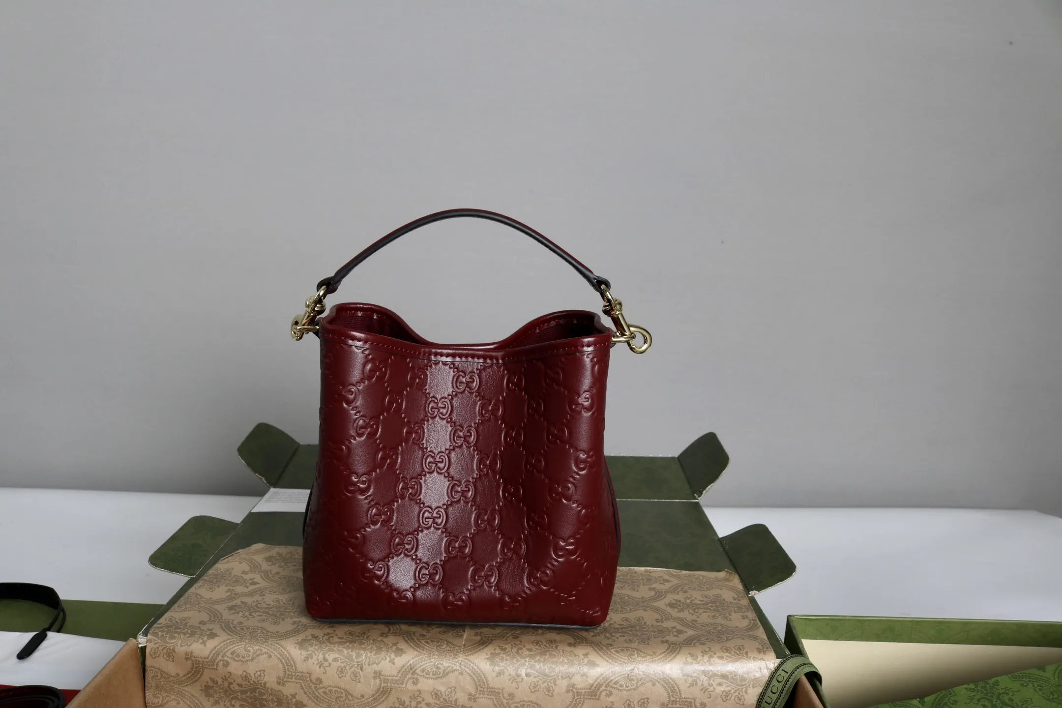 Gucci GG Emblem small bucket bag 815118 - 图片 2