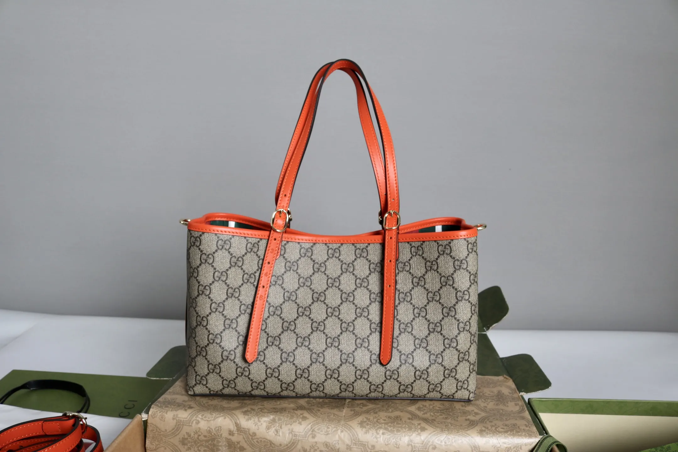 Alternative view of Gucci GG Emblem medium tote bag ?815214