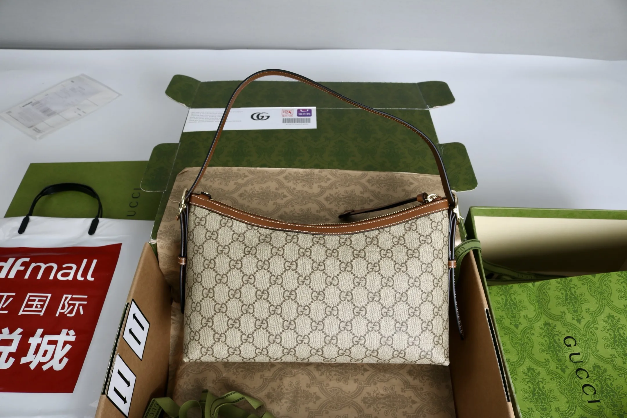 Gucci GG Emblem medium shoulder bag 847449 - 图片 4