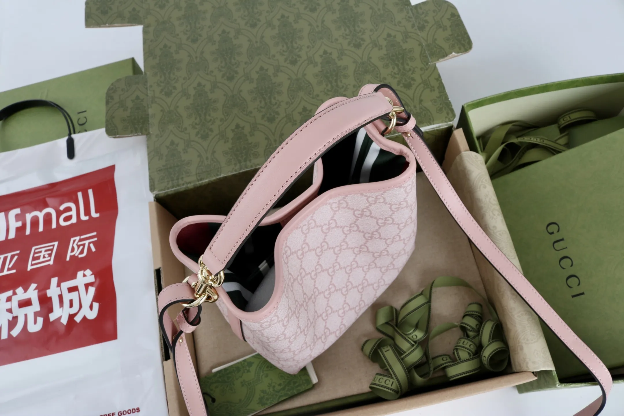 Gucci GG Emblem small bucket bag 815118 - Image 6