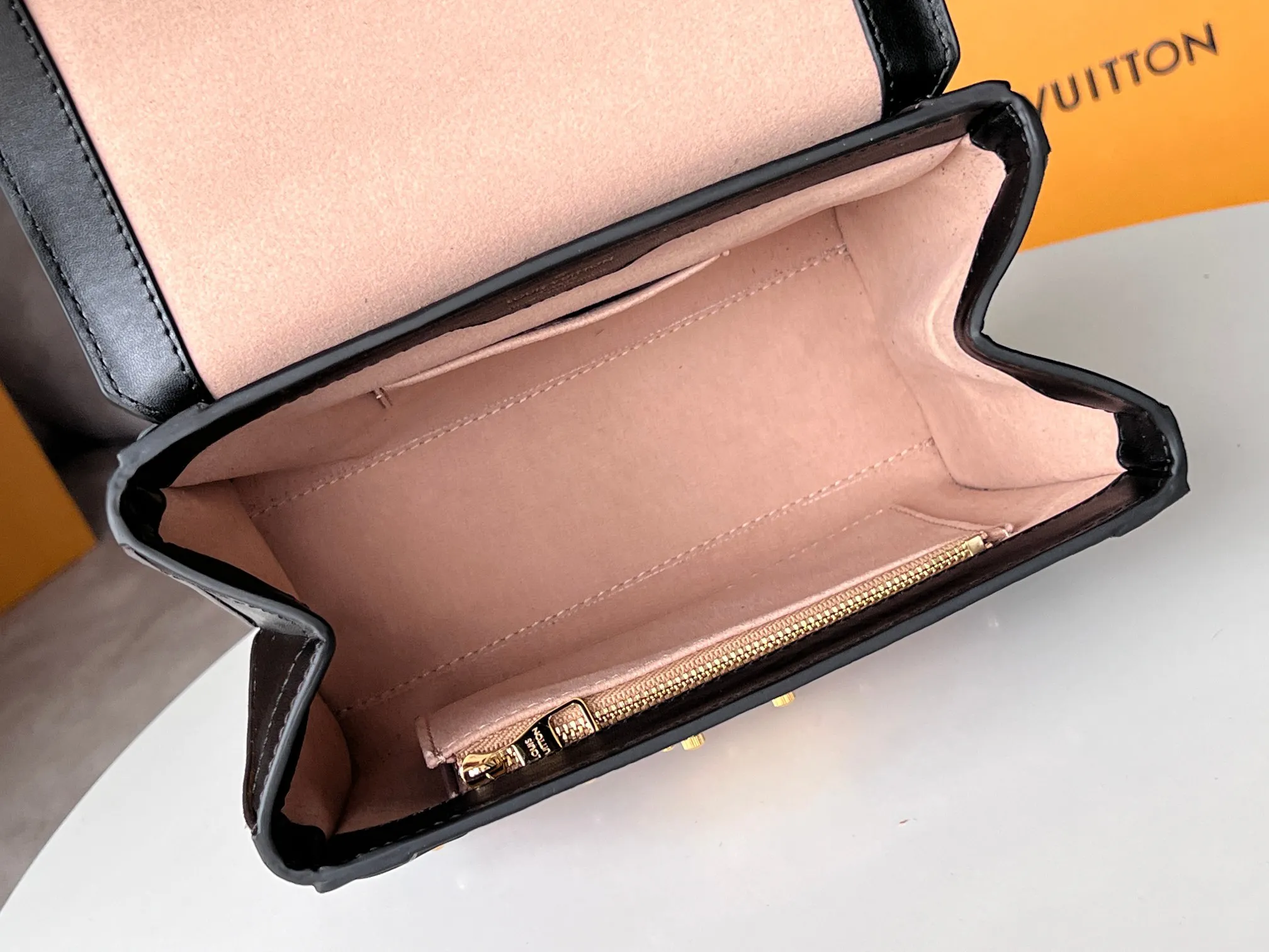 Alternative view of Louis Vuitton Trianon PM M45908
