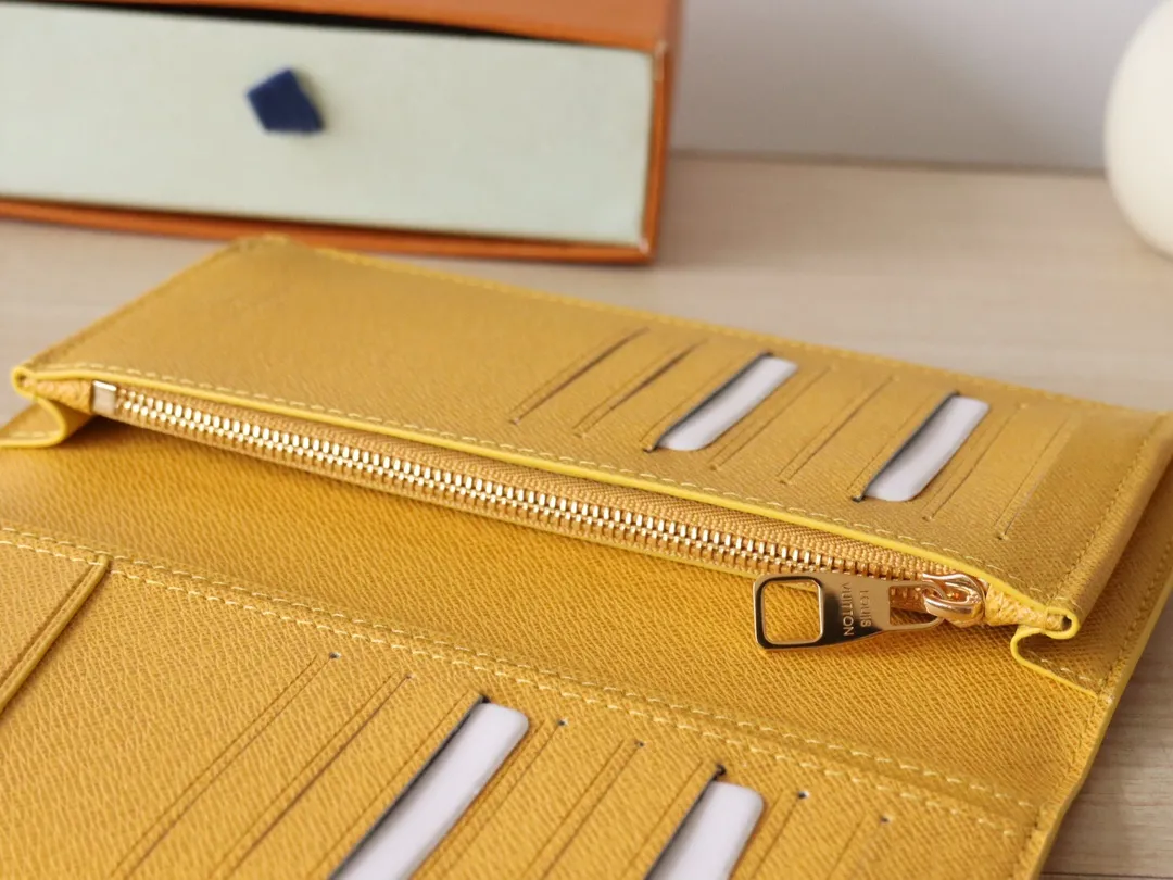 Alternative view of Louis Vuitton Brazza Wallet M12656