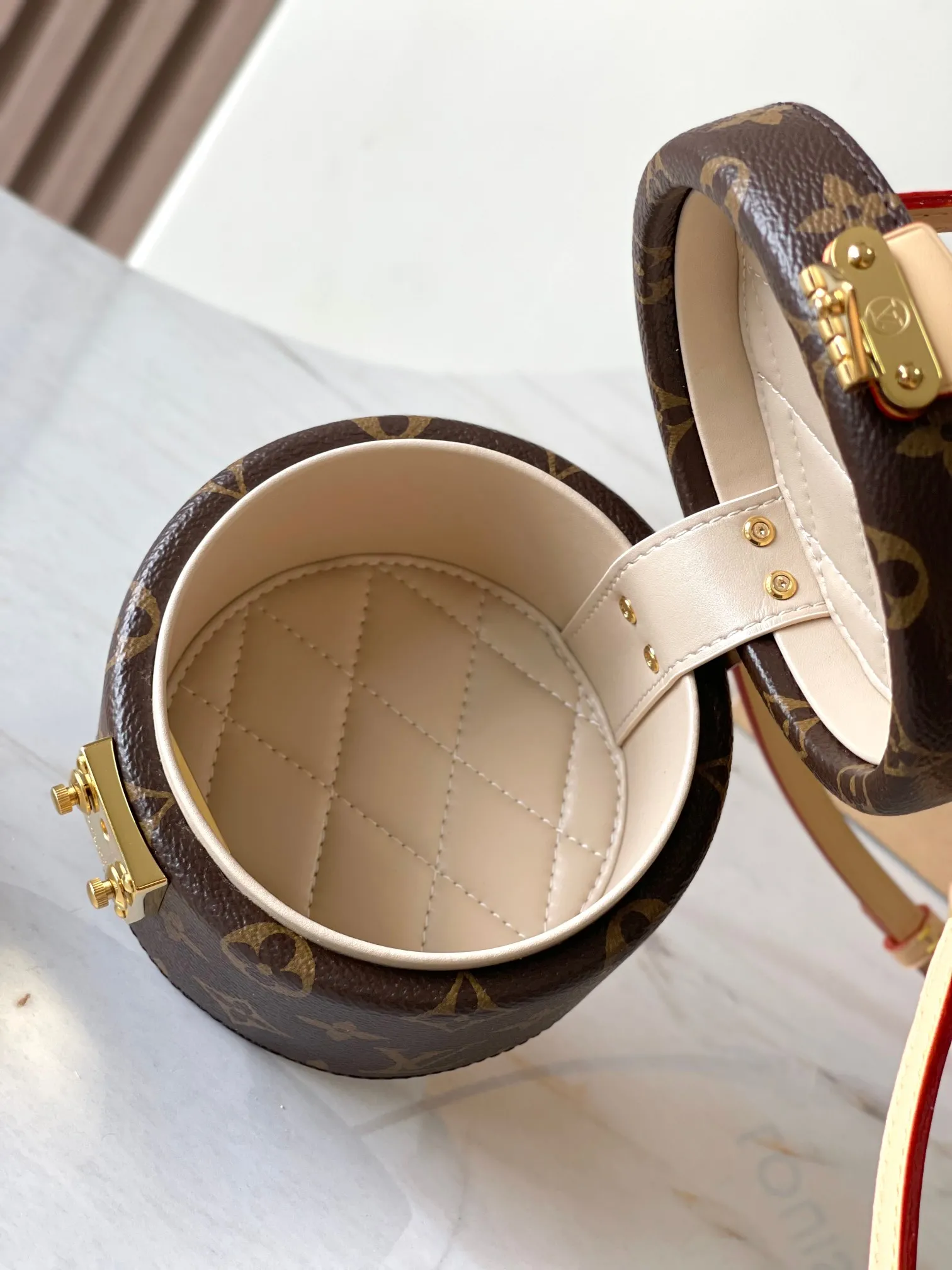 Alternative view of Louis Vuitton Scott M46933