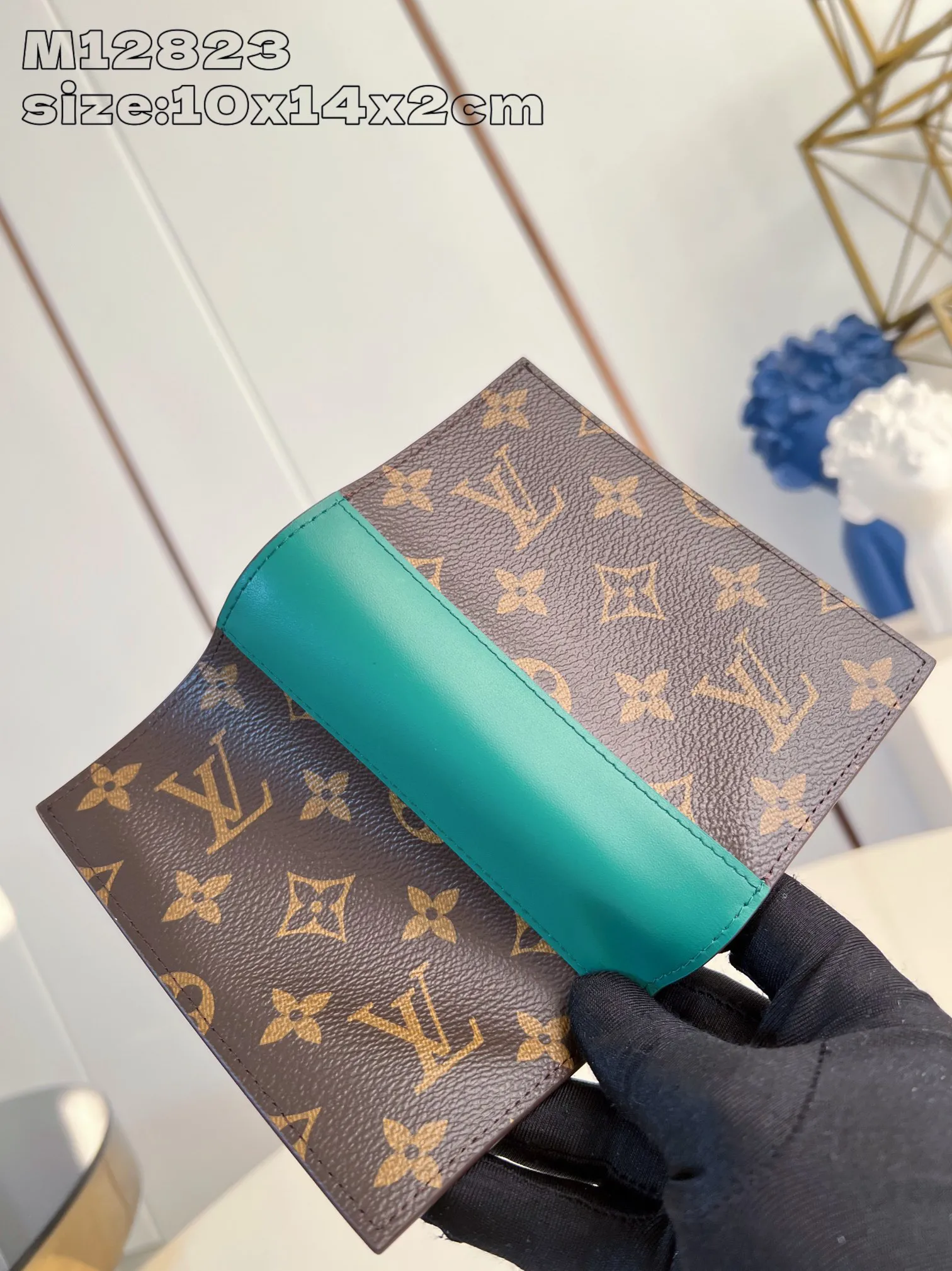 Louis Vuitton Passport Cover M12823 - Image 6