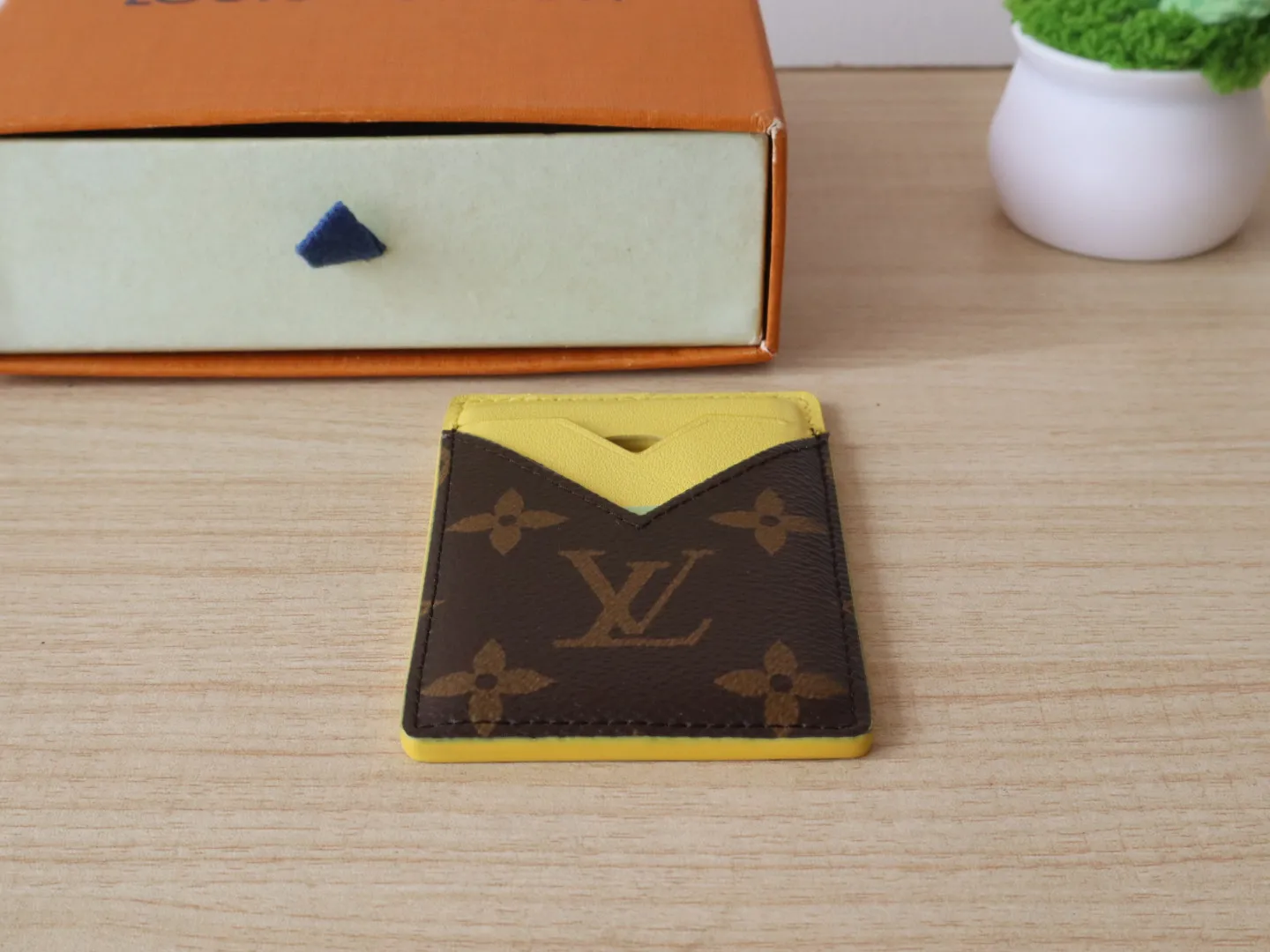 Alternative view of Louis Vuitton Porte-Cartes Magnet M12853