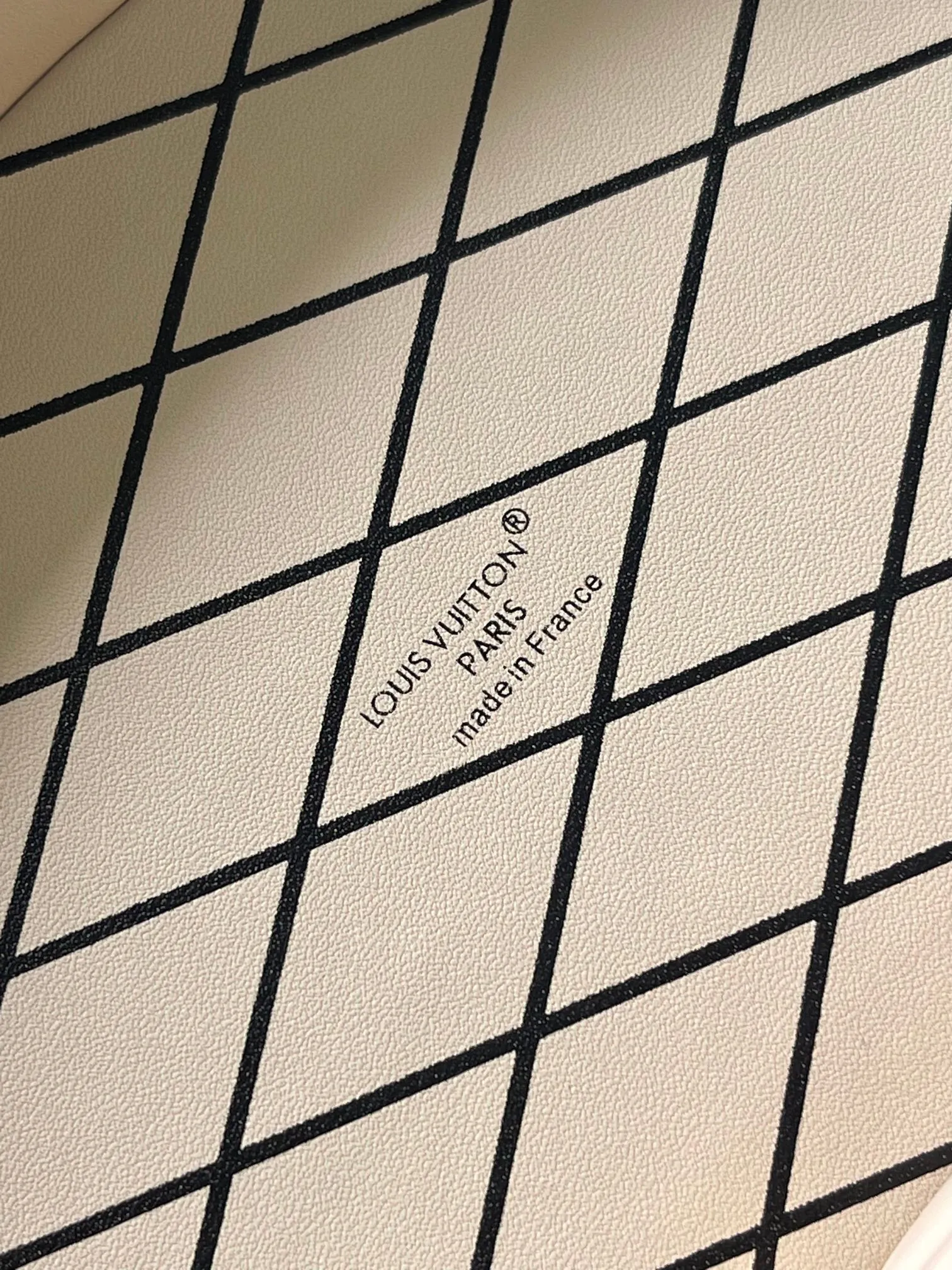 Alternative view of Louis Vuitton Ellis M24843