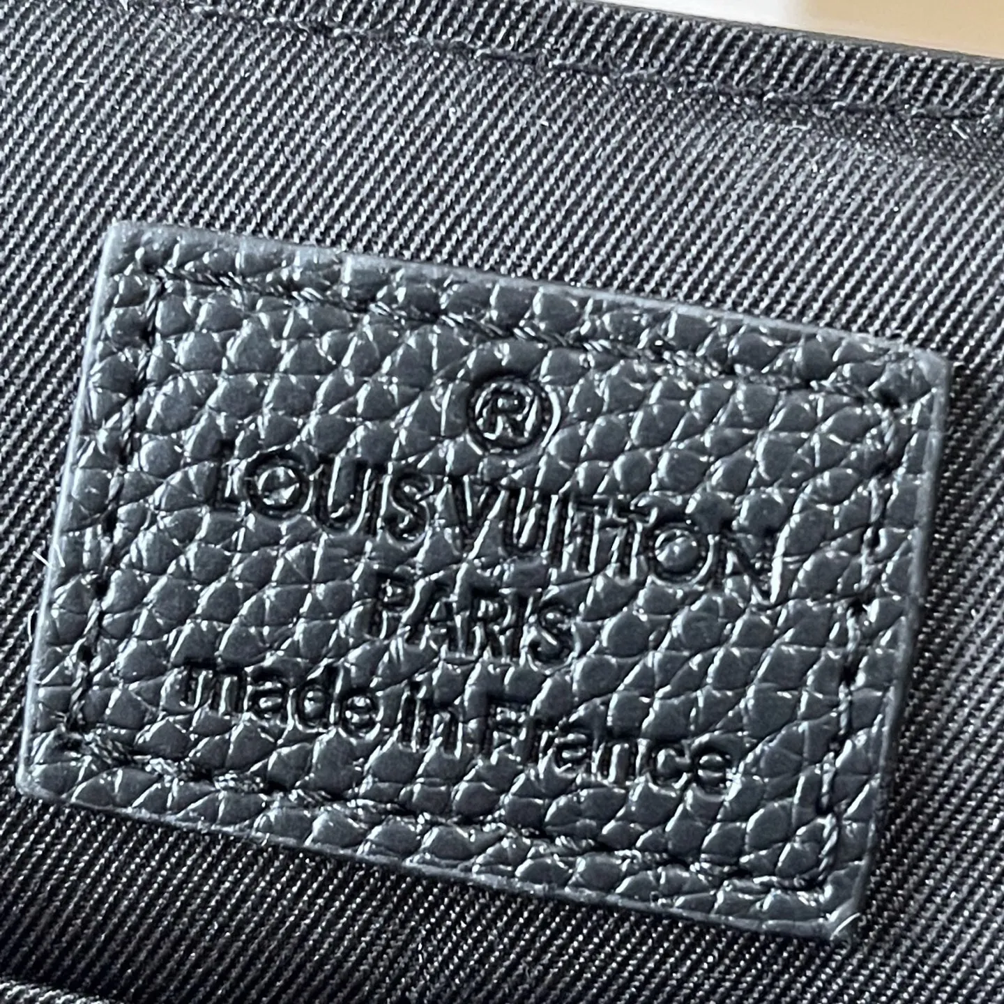 Alternative view of Louis Vuitton Takeoff Messenger M57080