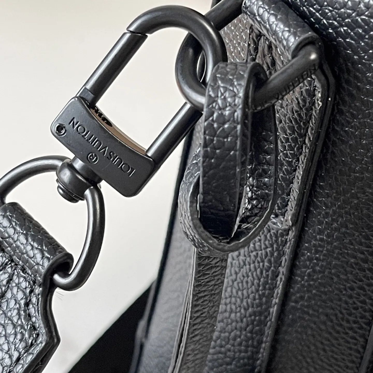 Louis Vuitton Takeoff Messenger M57080 - Image 9