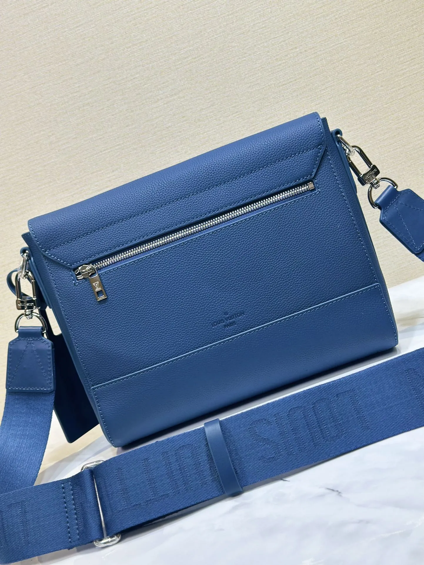 Alternative view of Louis Vuitton Takeoff Messenger M23709