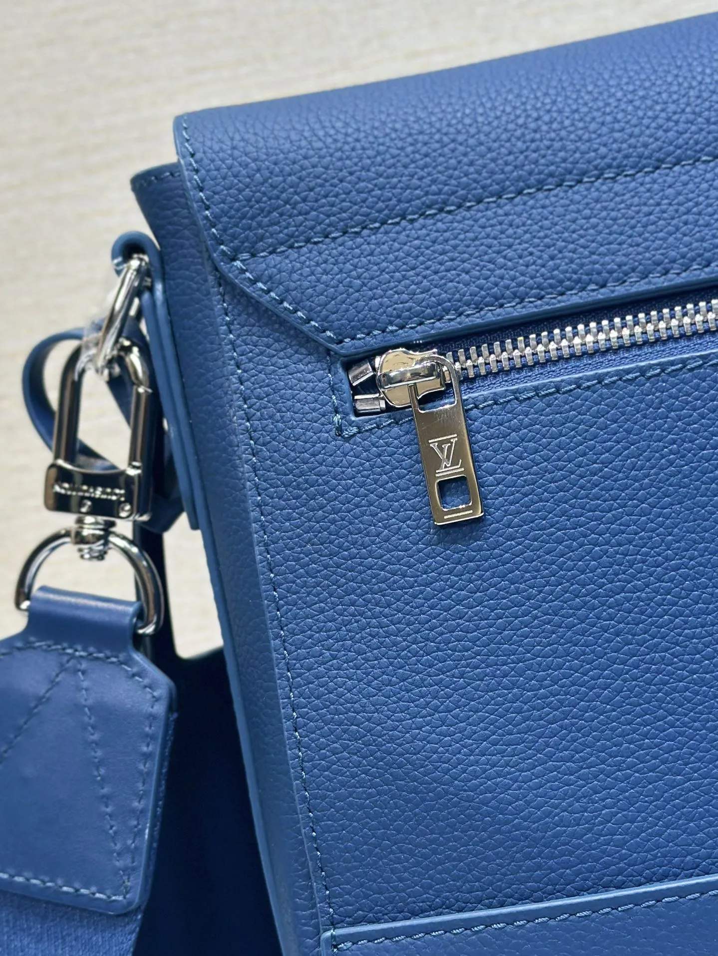 Louis Vuitton Takeoff Messenger M23709 - 图片 3