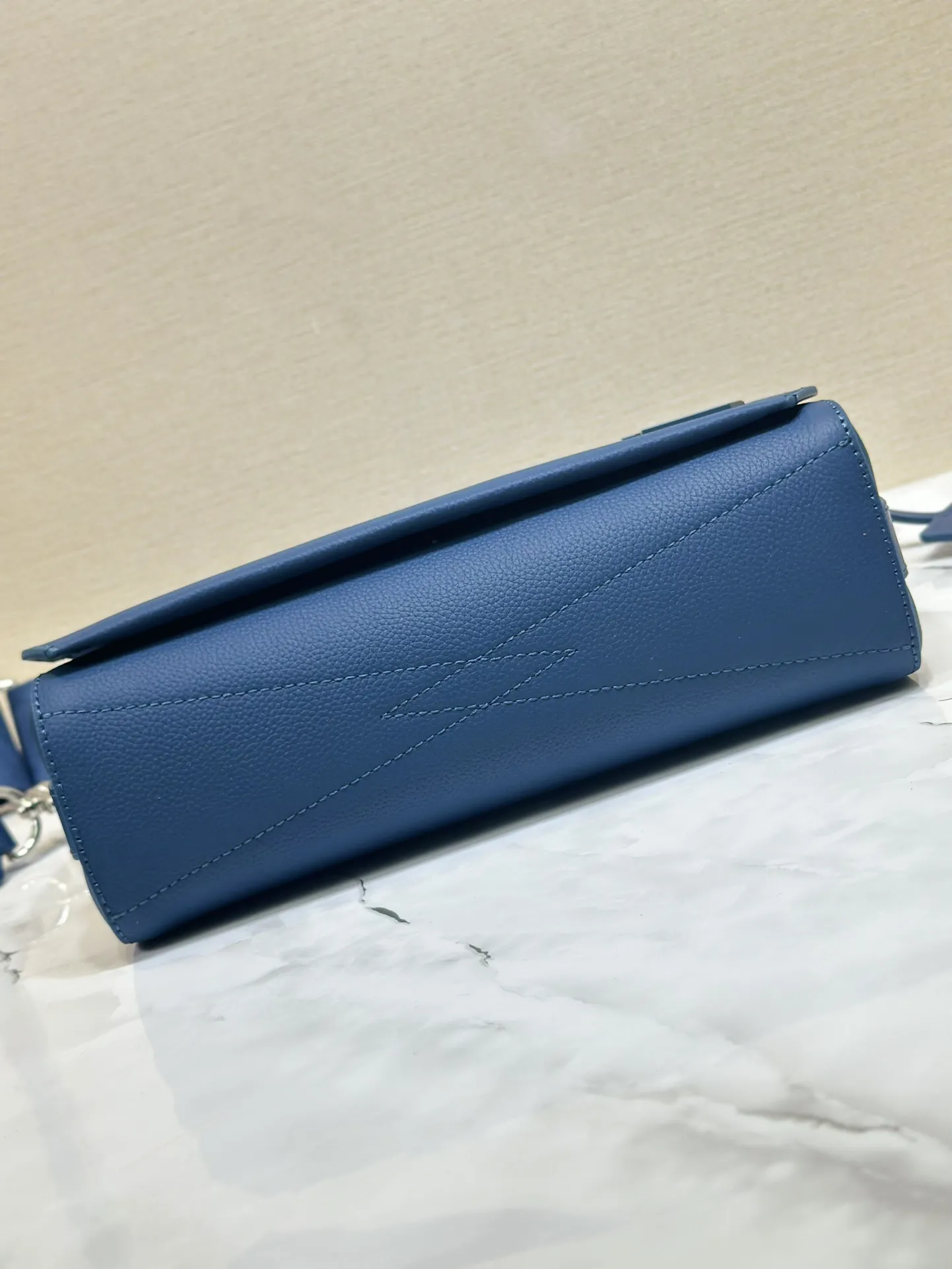Louis Vuitton Takeoff Messenger M23709 - 图片 4