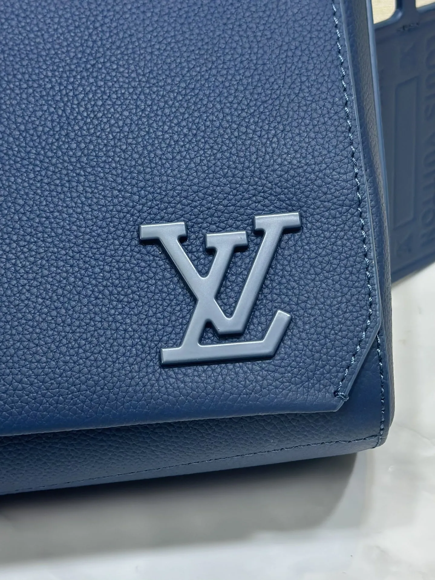Louis Vuitton Takeoff Messenger M23709 - 图片 5