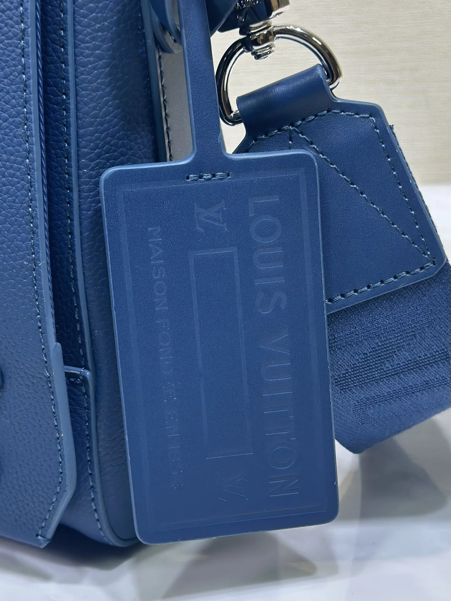 Louis Vuitton Takeoff Messenger M23709 - 图片 6