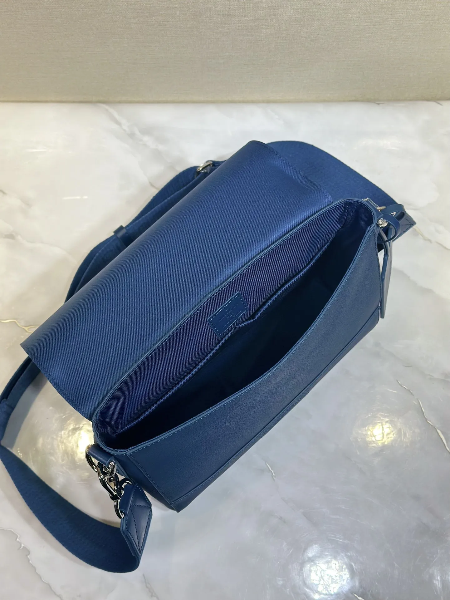 Louis Vuitton Takeoff Messenger M23709 - 图片 7