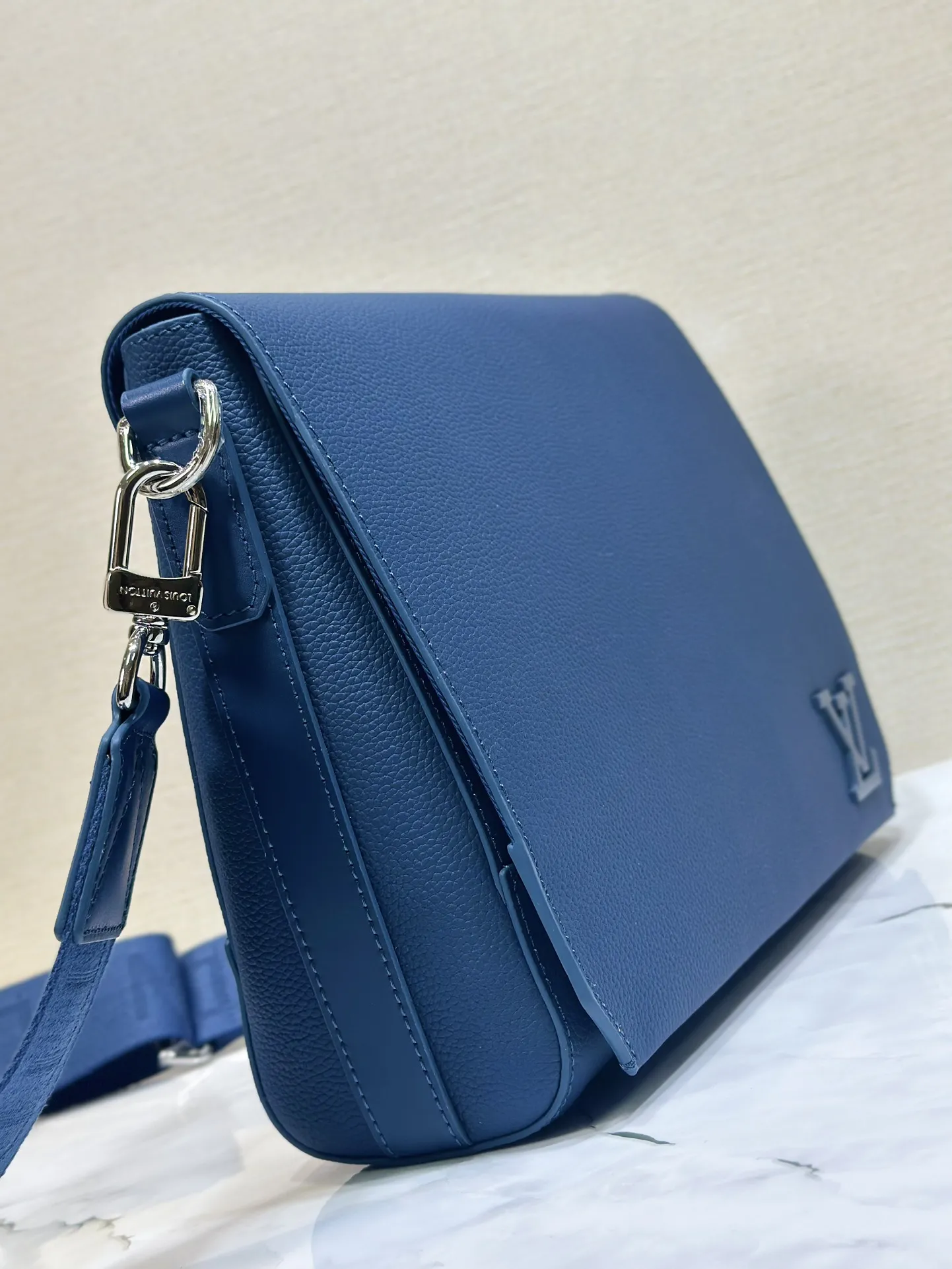 Louis Vuitton Takeoff Messenger M23709 - 图片 10