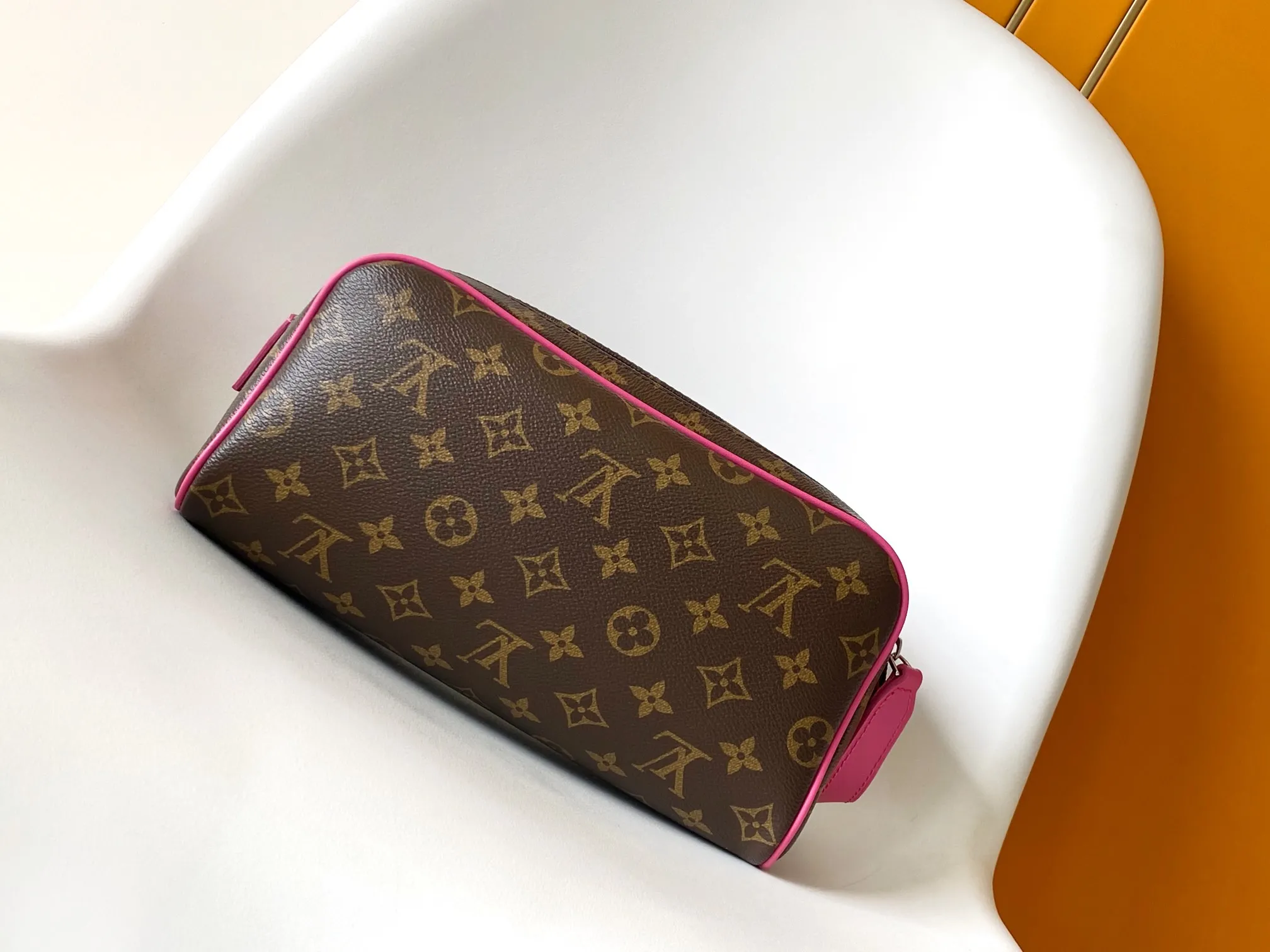 Louis Vuitton Dopp Kit M12641 - Image 5