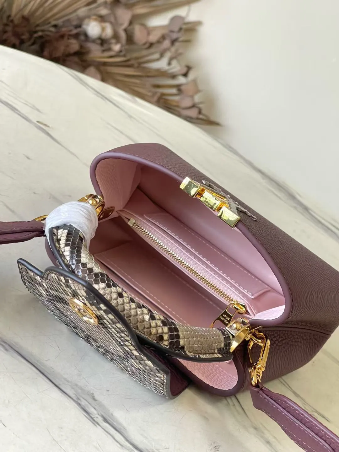 Alternative view of Louis Vuitton Capucines Mini N82067