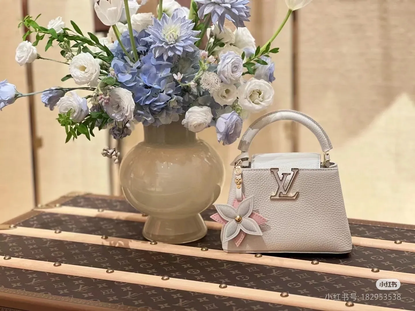 Alternative view of Louis Vuitton Capucines Mini M21416