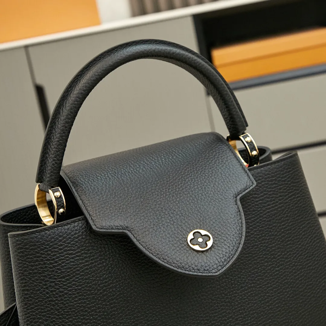 Alternative view of Louis Vuitton Capucines MM M42259