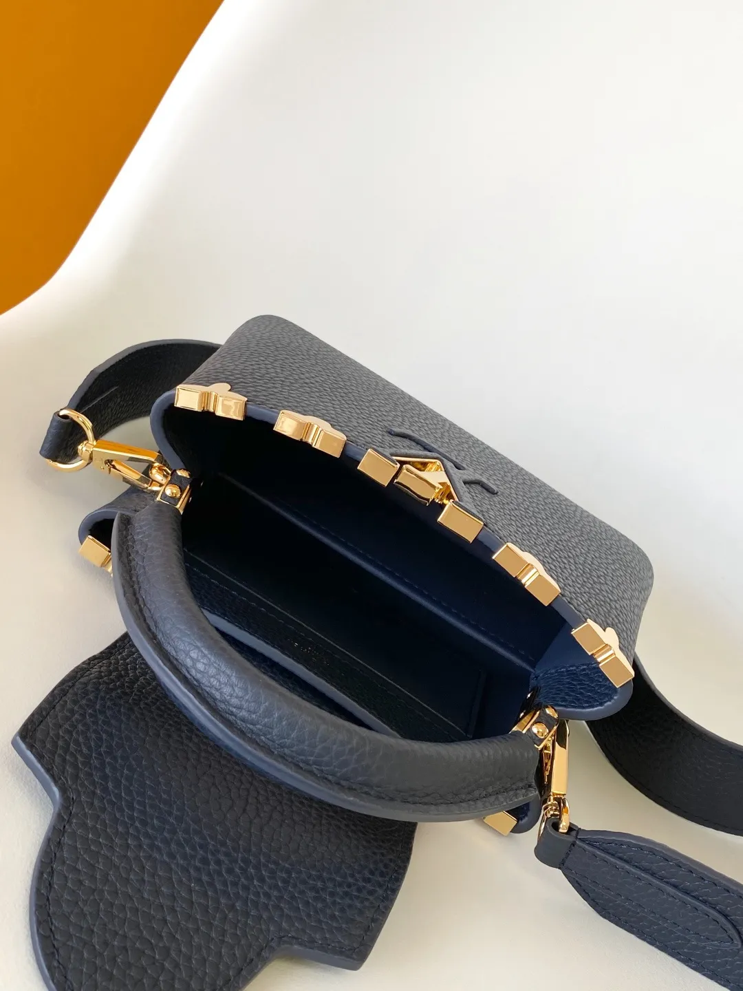 Alternative view of Louis Vuitton Capucines Mini M25231