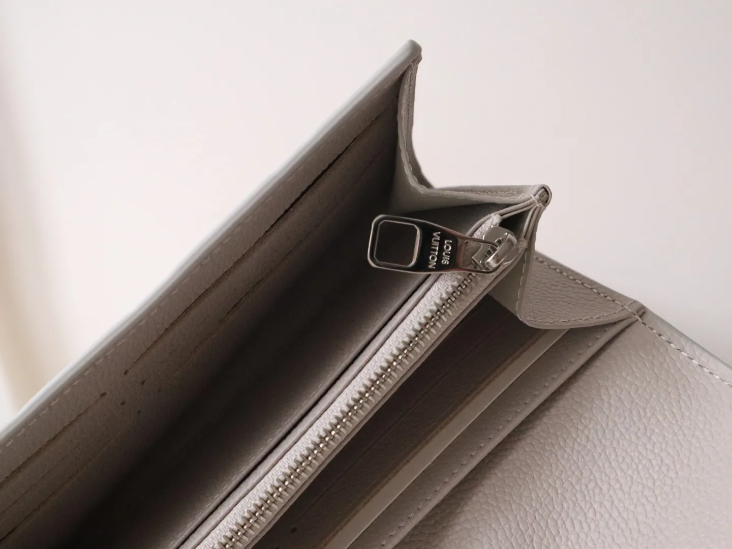 Alternative view of Louis Vuitton Portofouille Sara Metis M13463