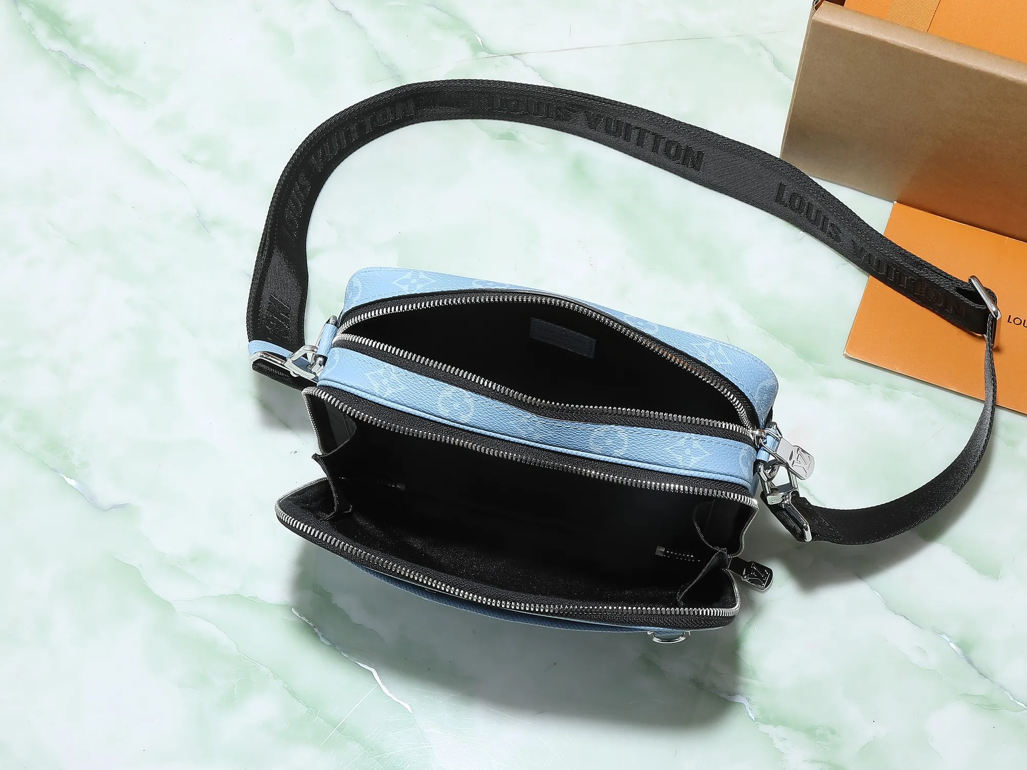 Louis Vuitton Alpha Messenger M14073 - Image 10