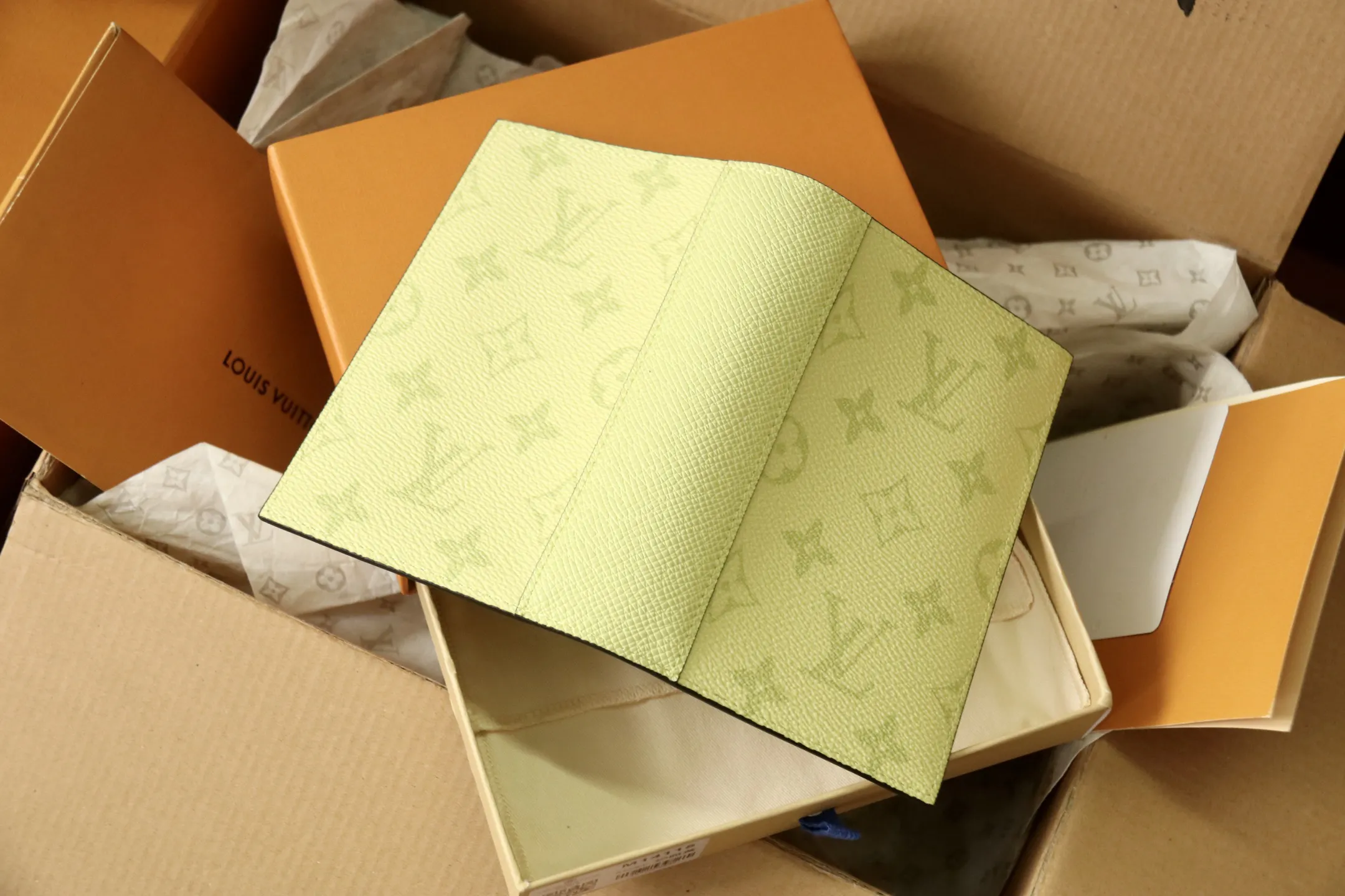 Louis Vuitton Passport Cover M14115 - Image 8