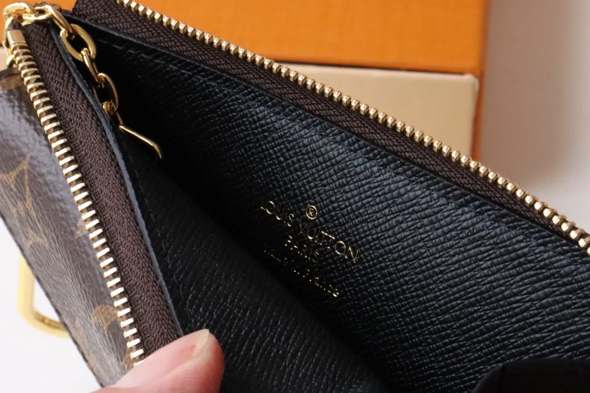 Alternative view of Louis Vuitton Card Holder Recto Verso M69431