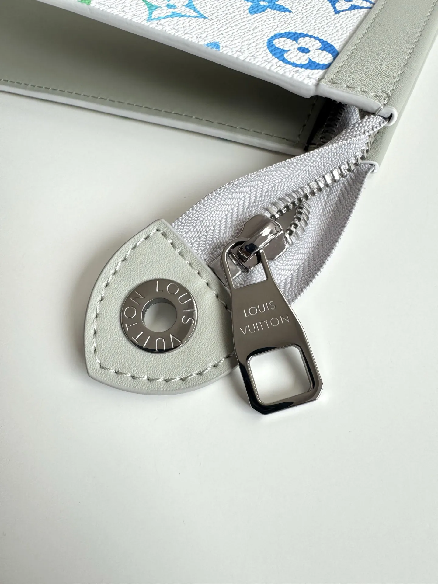Louis Vuitton Bolsa Pochette Voyage M13907 - Image 9