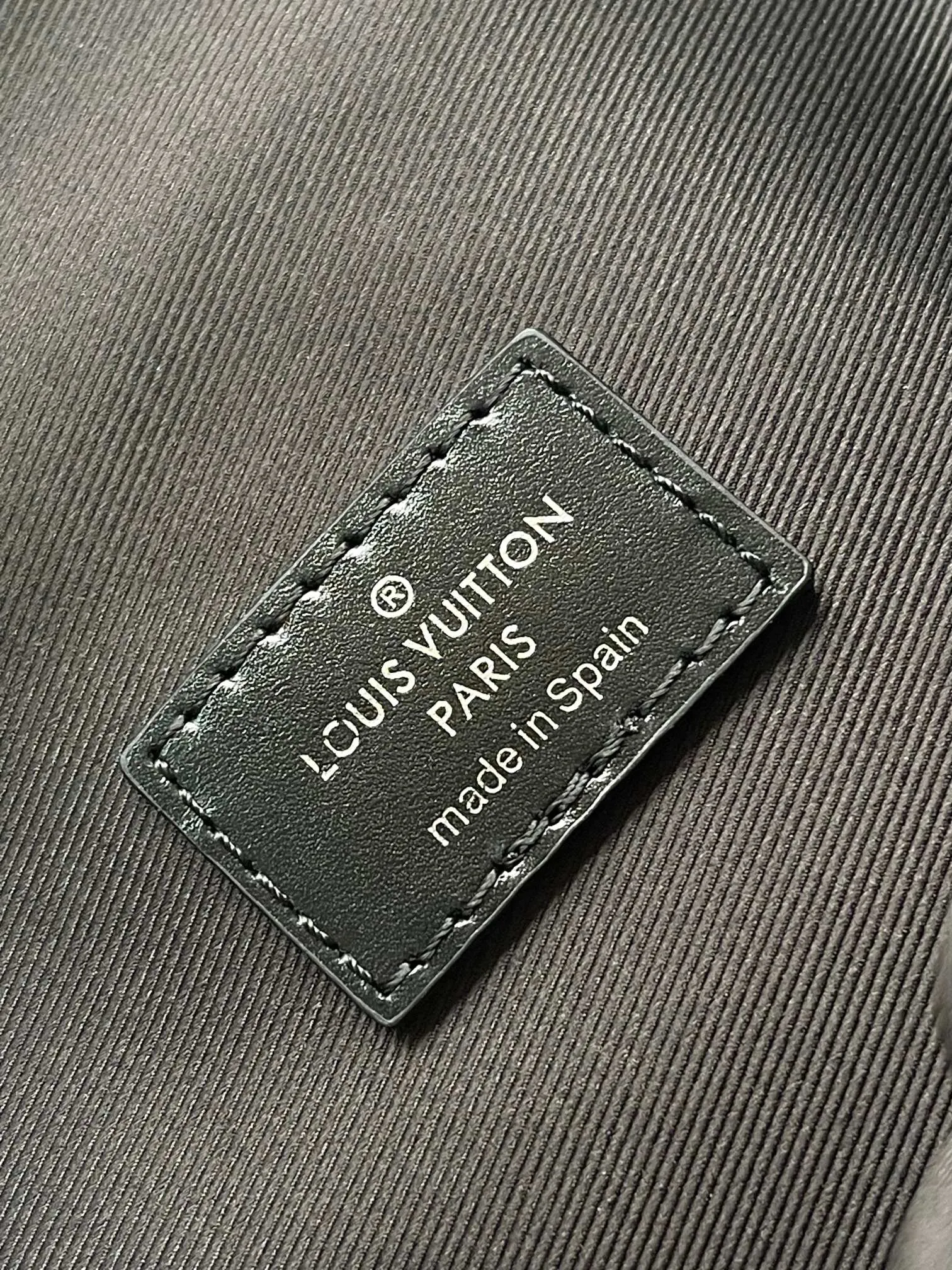 Alternative view of Louis Vuitton Cargo Wearable Wallet M13989