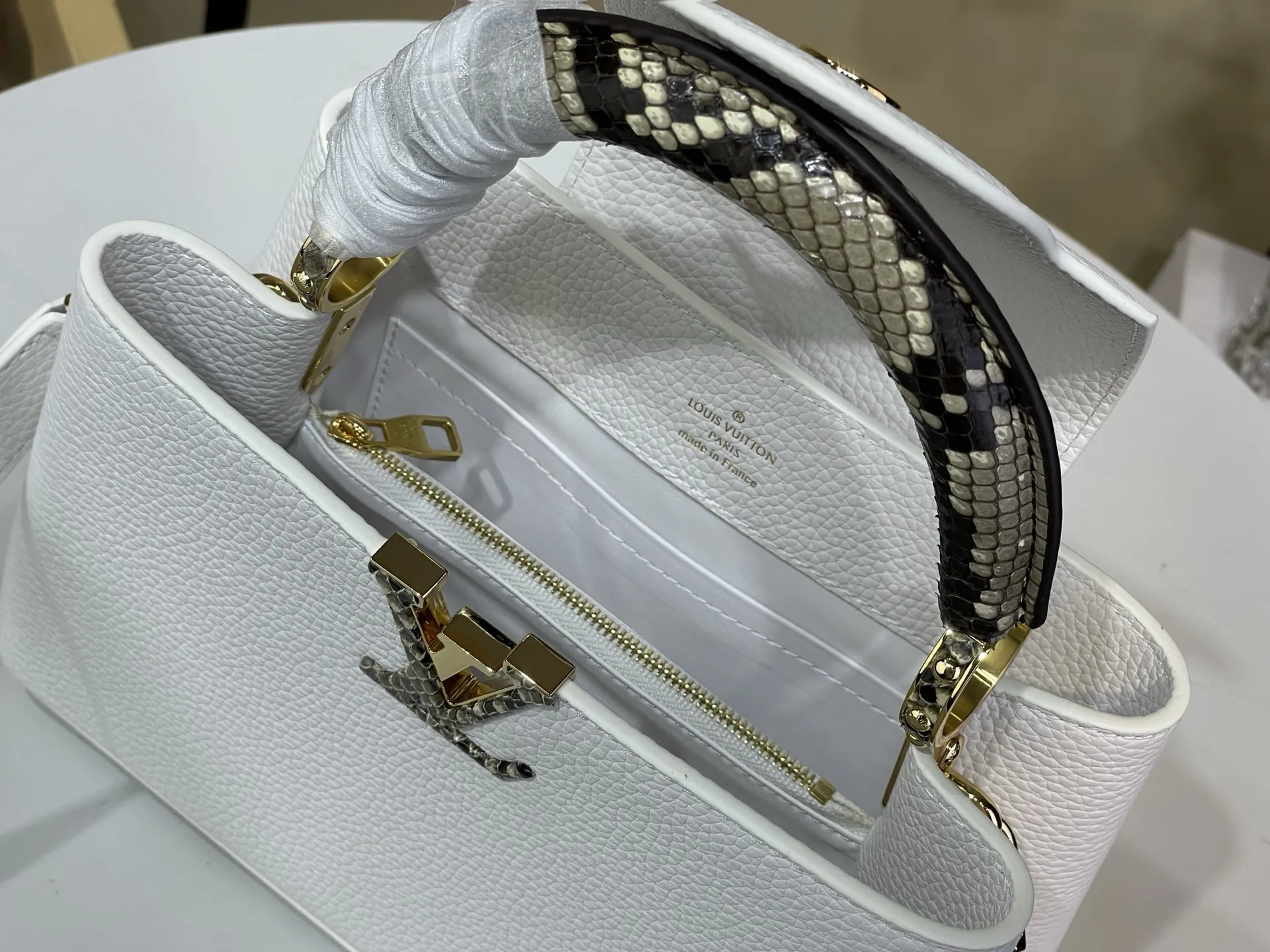 Alternative view of Louis Vuitton Capucines Mini N98477