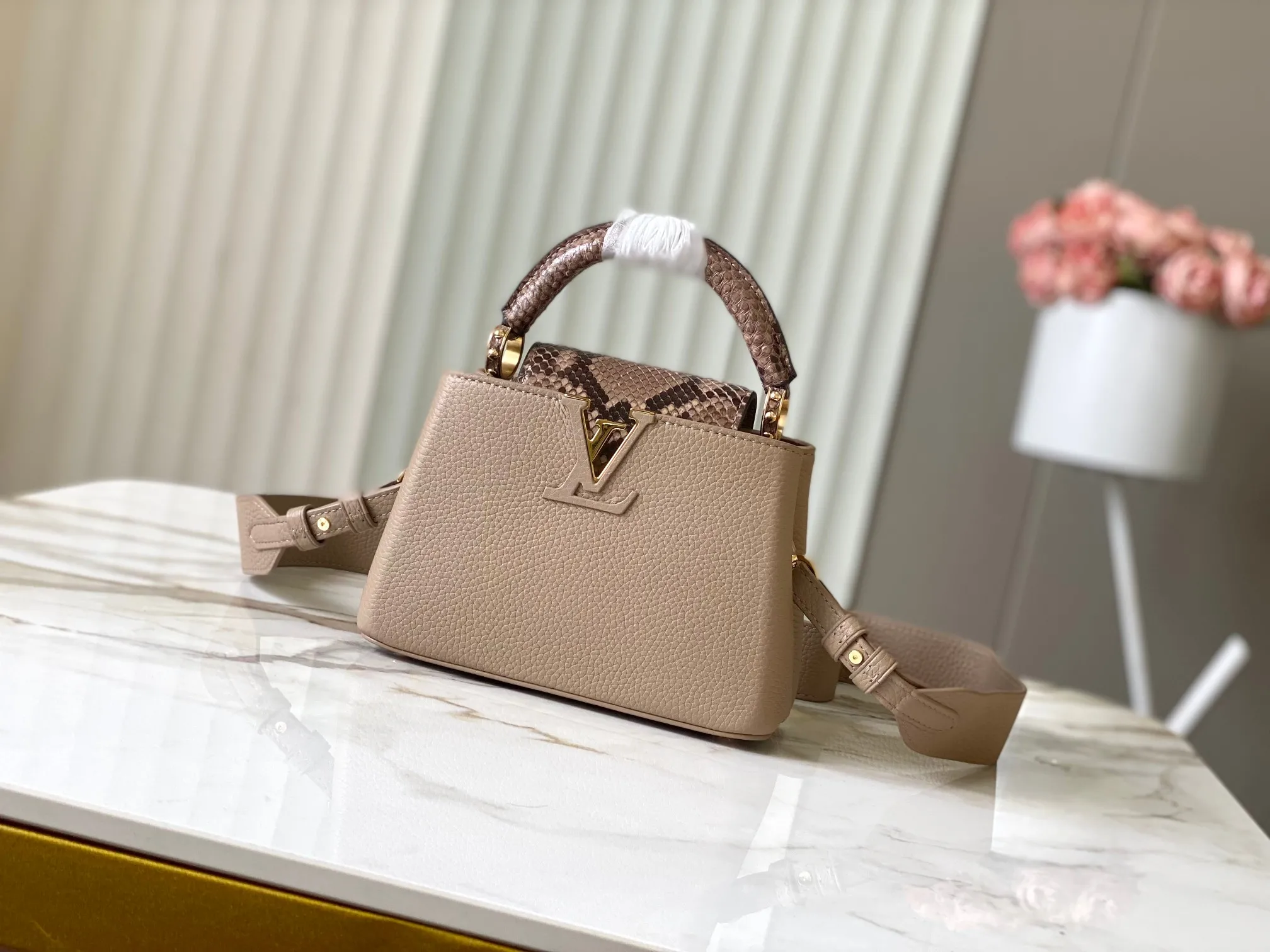 Alternative view of Louis Vuitton Capucines Mini N80041