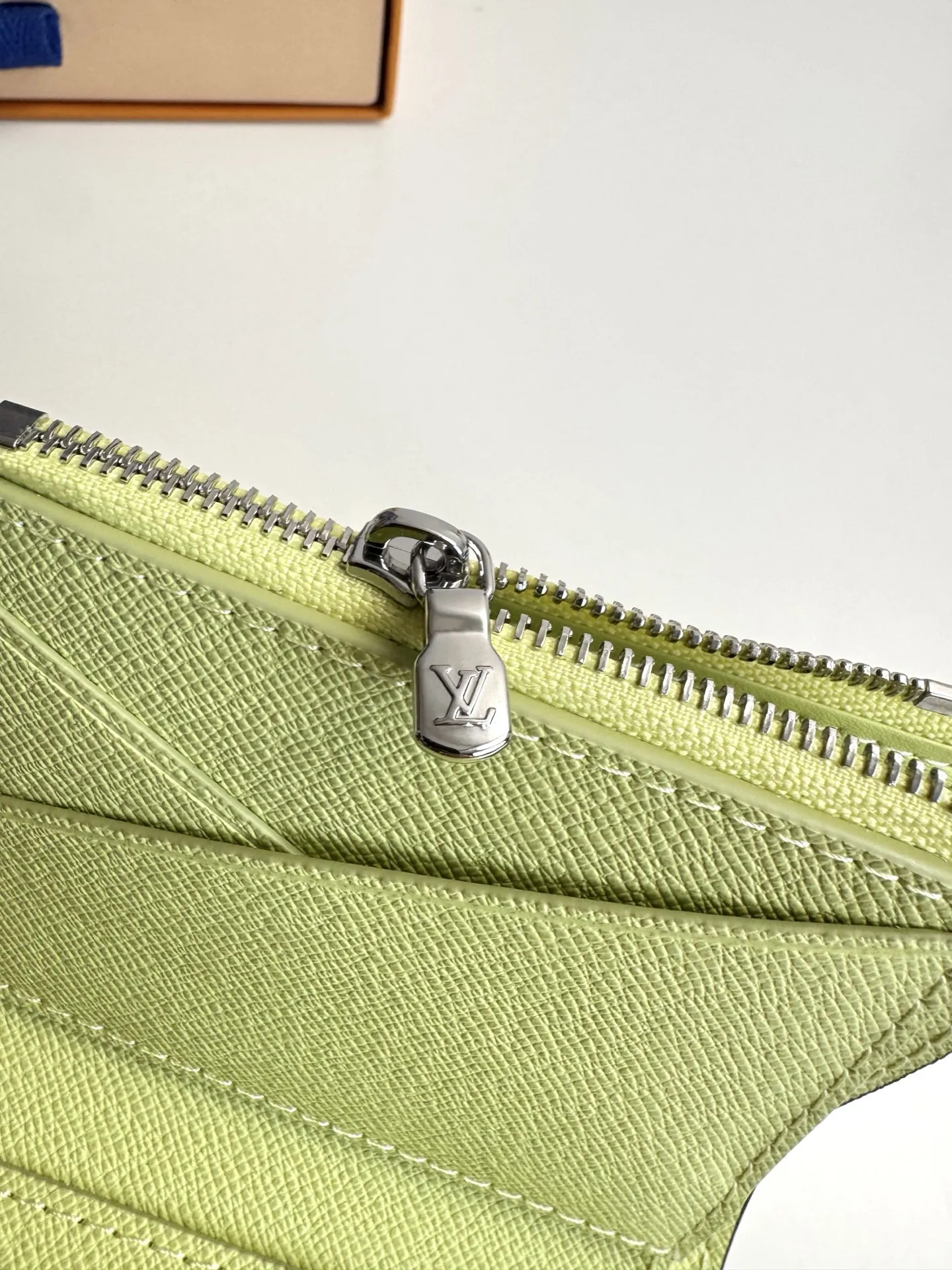 Alternative view of Louis Vuitton Victor M14129