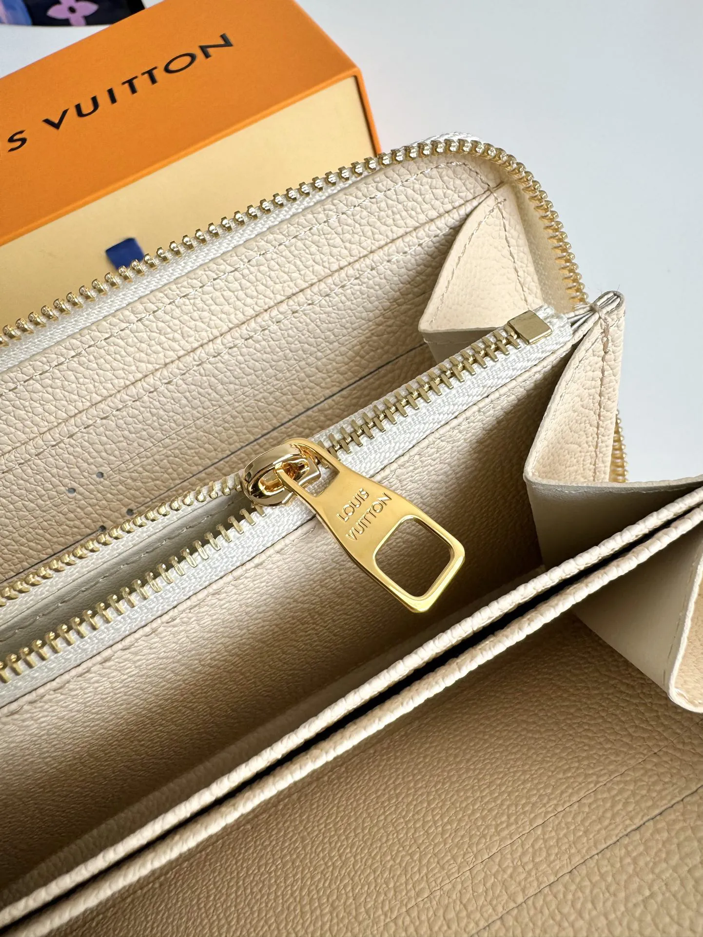 Alternative view of Louis Vuitton Zippy Wallet M82212