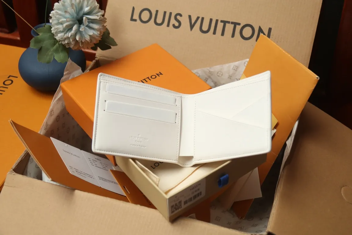 Alternative view of Louis Vuitton Multiple Wallet M83380