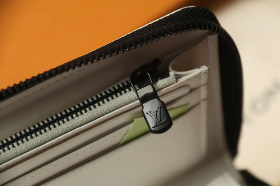 Alternative view of Louis Vuitton Zippy Wallet M83381