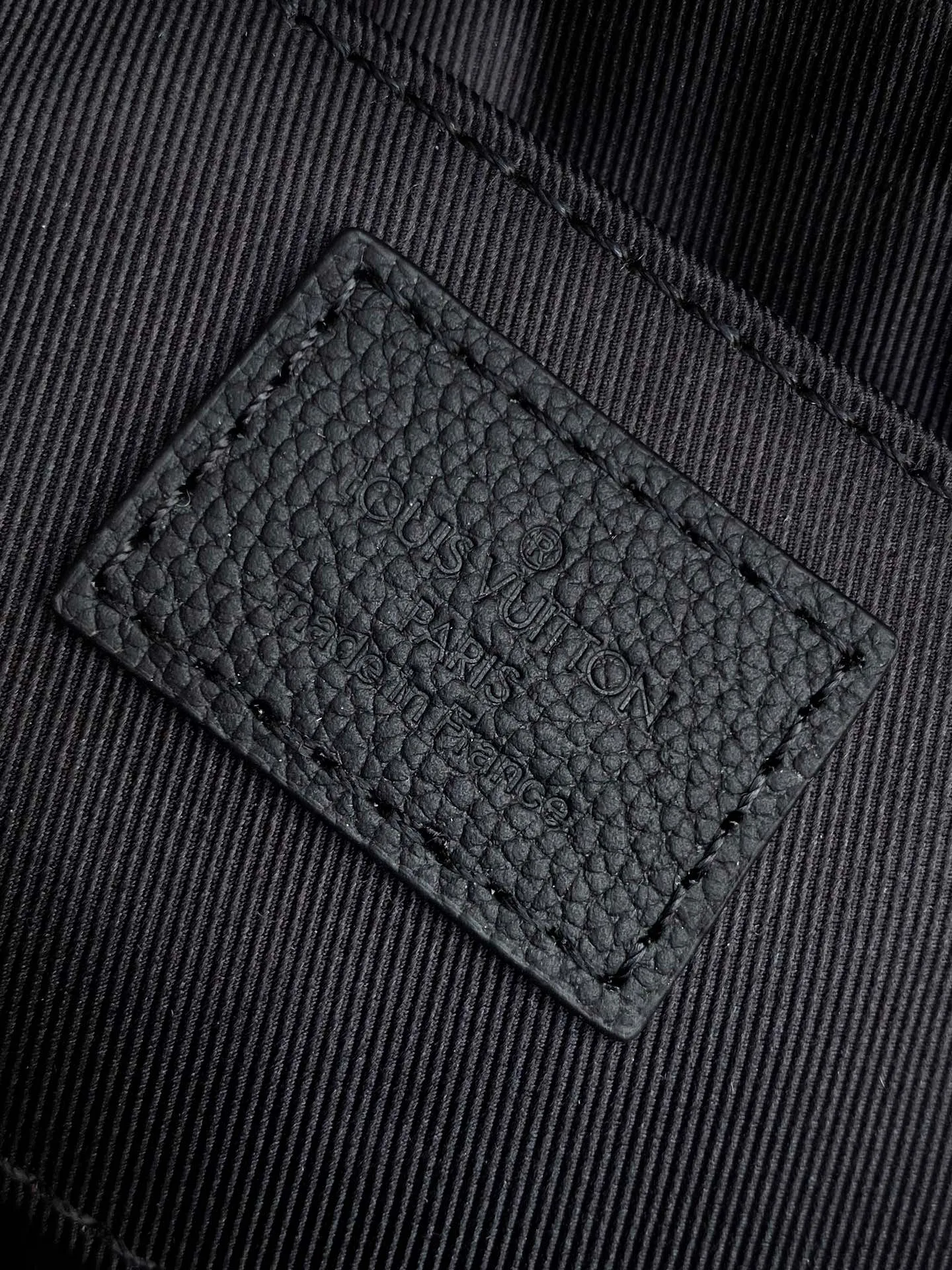 Alternative view of Louis Vuitton Pulse Wearable Wallet M12636