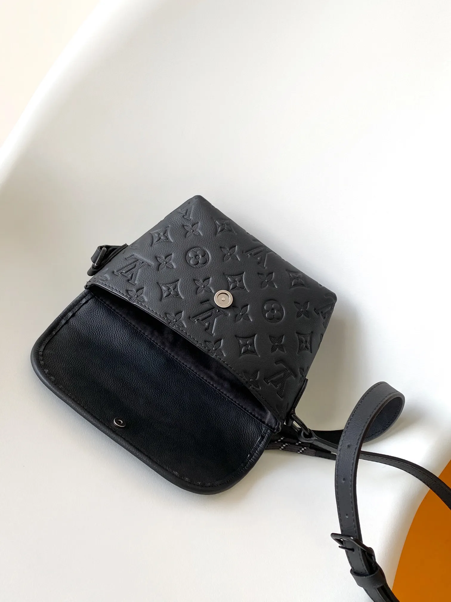 Louis Vuitton Pulse Wearable Wallet M12636 - 图片 9