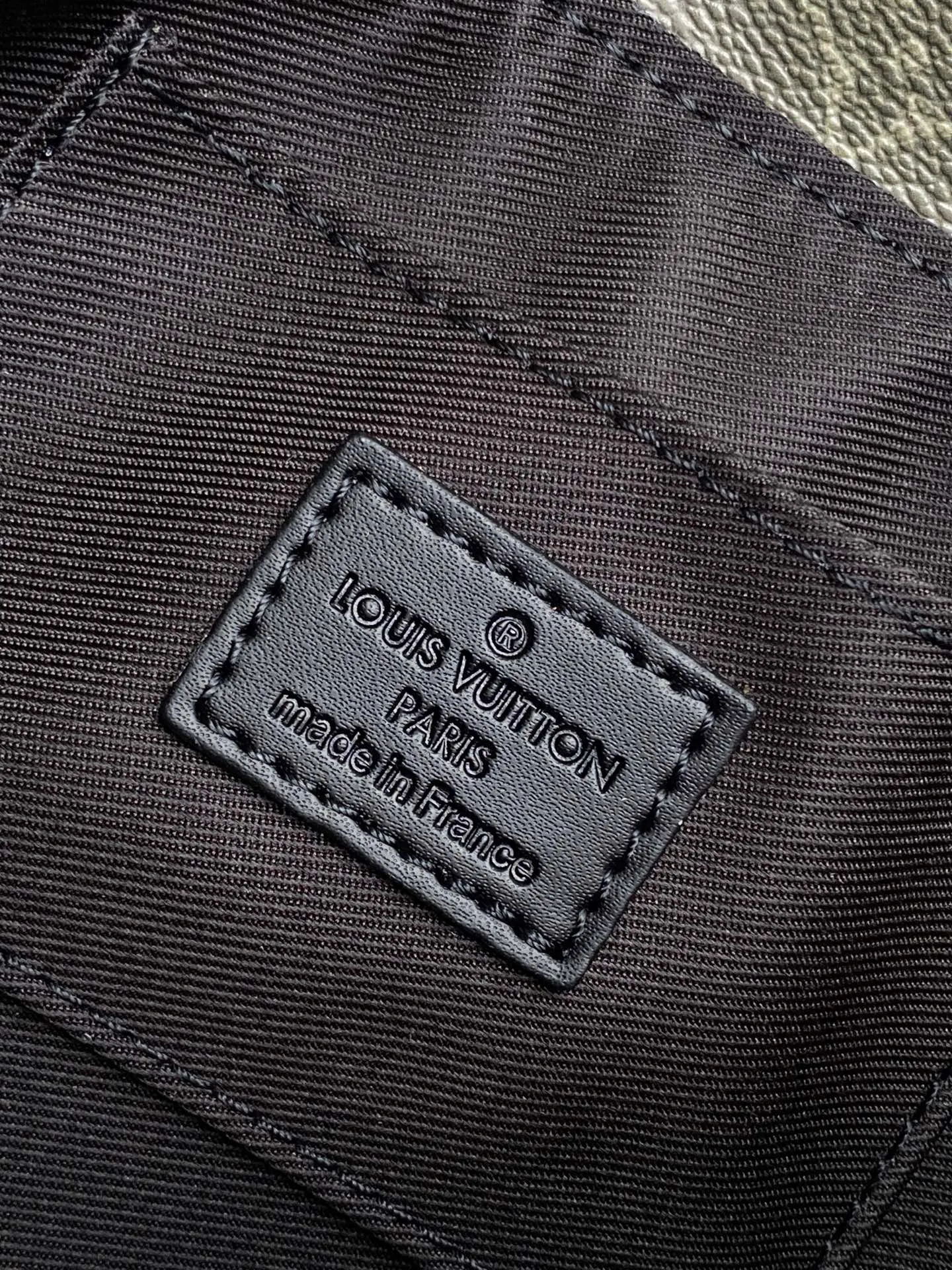 Alternative view of Louis Vuitton Pulse Wearable Wallet M12618
