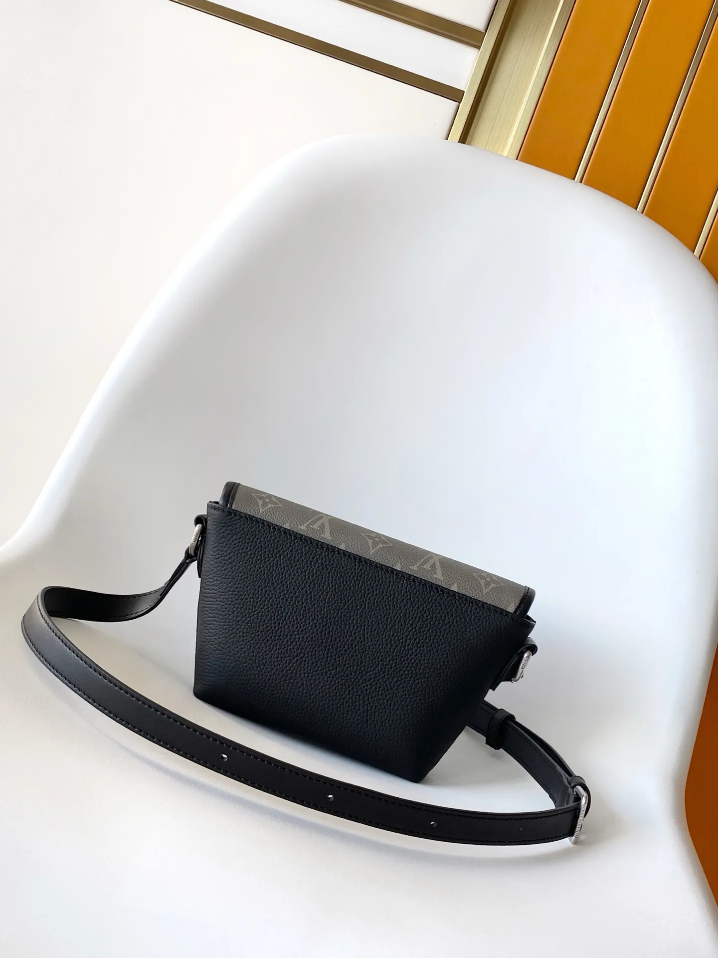 Louis Vuitton Pulse Wearable Wallet M12618 - Image 4