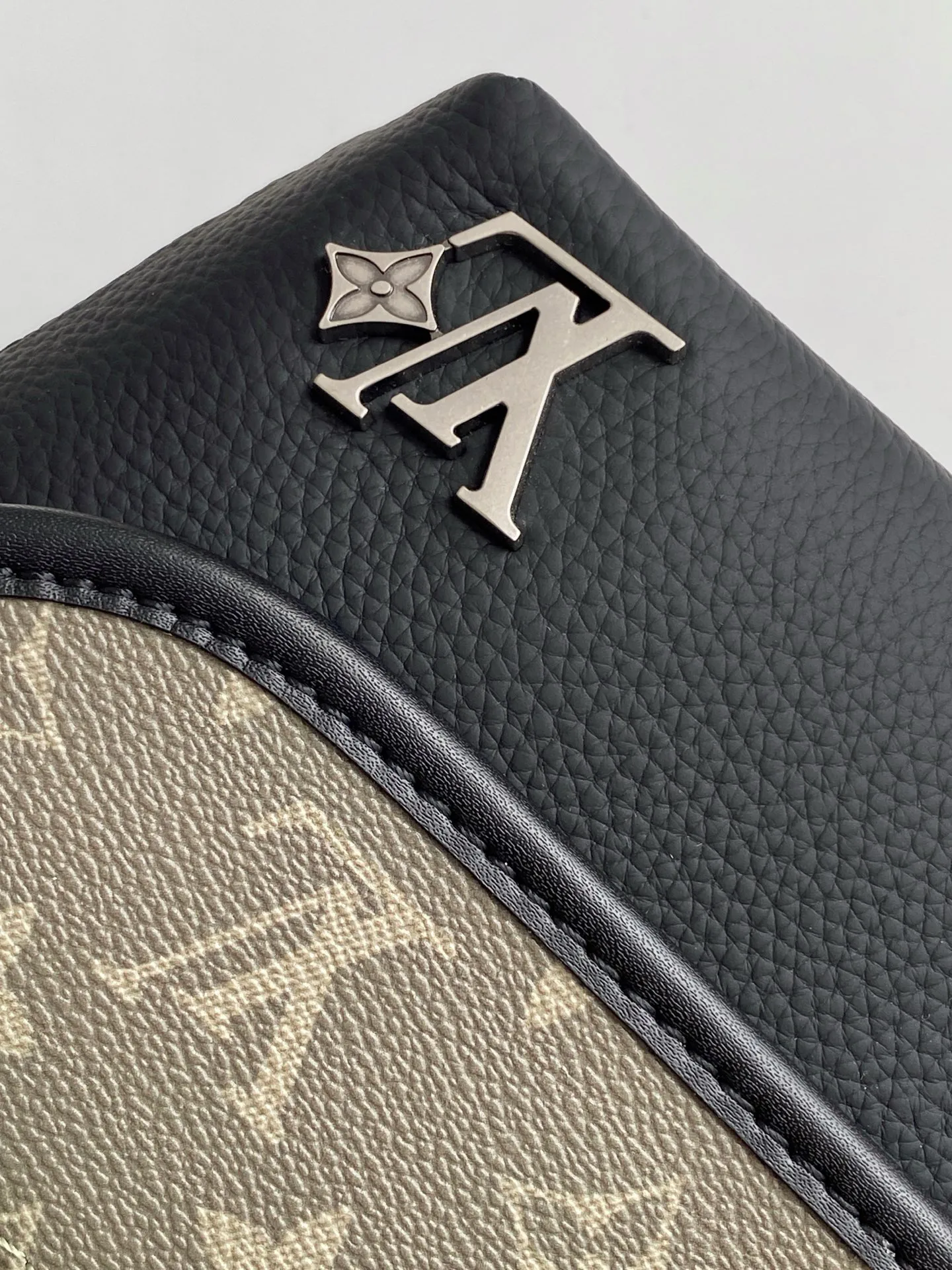 Louis Vuitton Pulse Wearable Wallet M12618 - Image 8