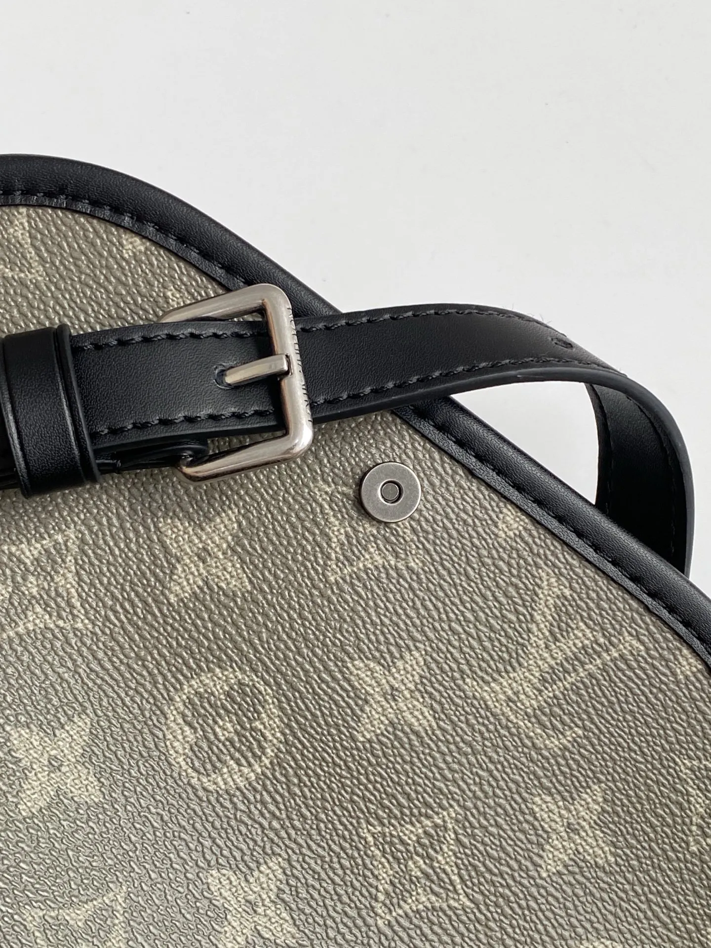 Louis Vuitton Pulse Wearable Wallet M12618 - Image 9
