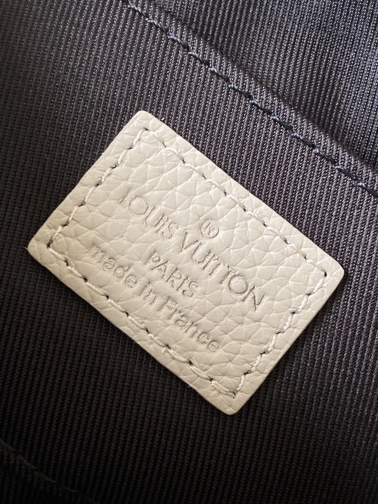 Alternative view of Louis Vuitton Pulse Messenger M14912