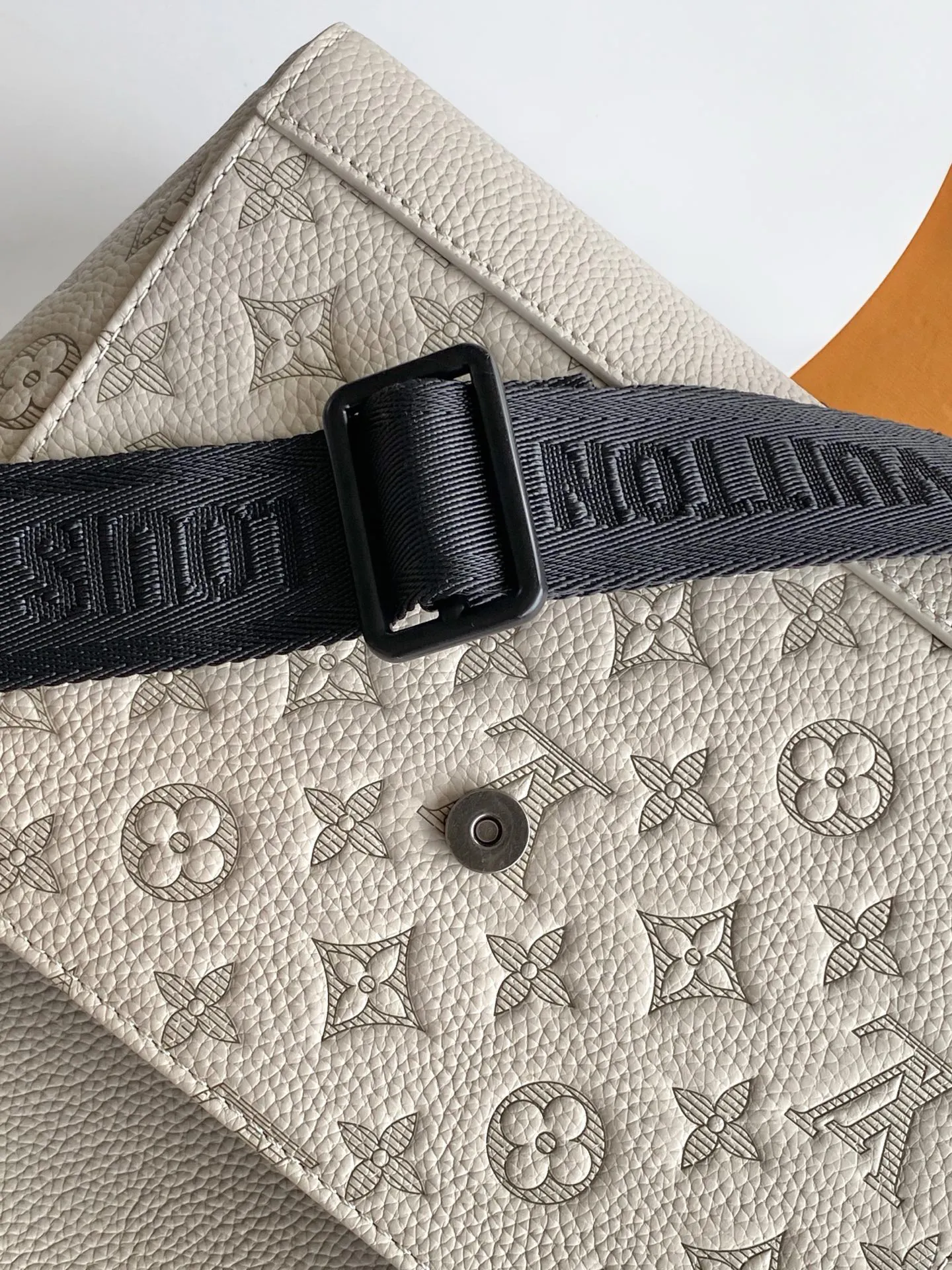 Louis Vuitton Pulse Messenger M14912 - Image 9