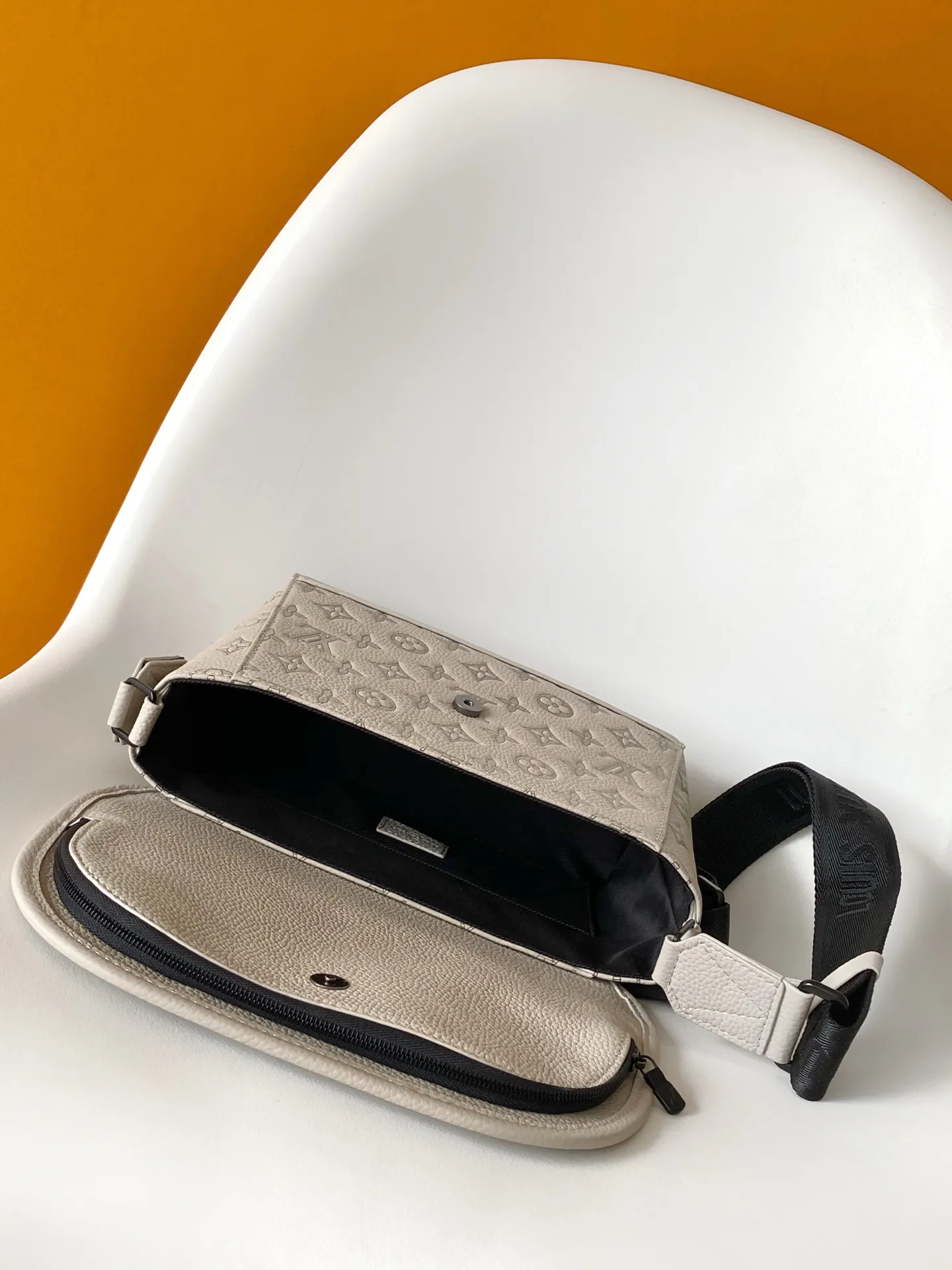 Louis Vuitton Pulse Messenger M14912 - Image 10
