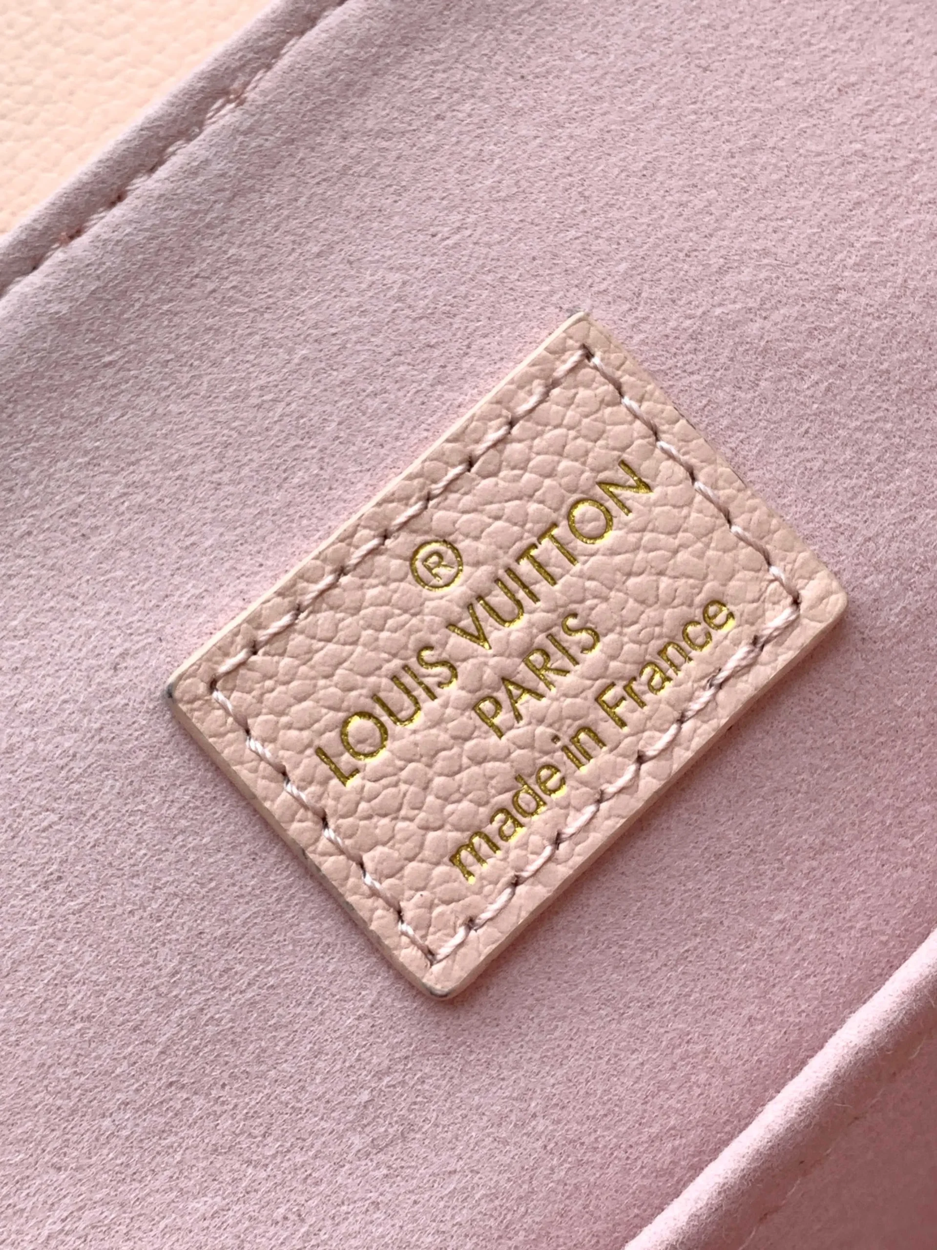 Alternative view of Louis Vuitton Backup M47074