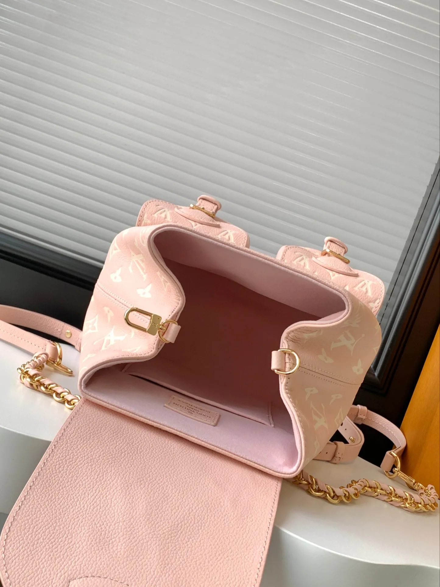 Alternative view of Louis Vuitton Backup M12987